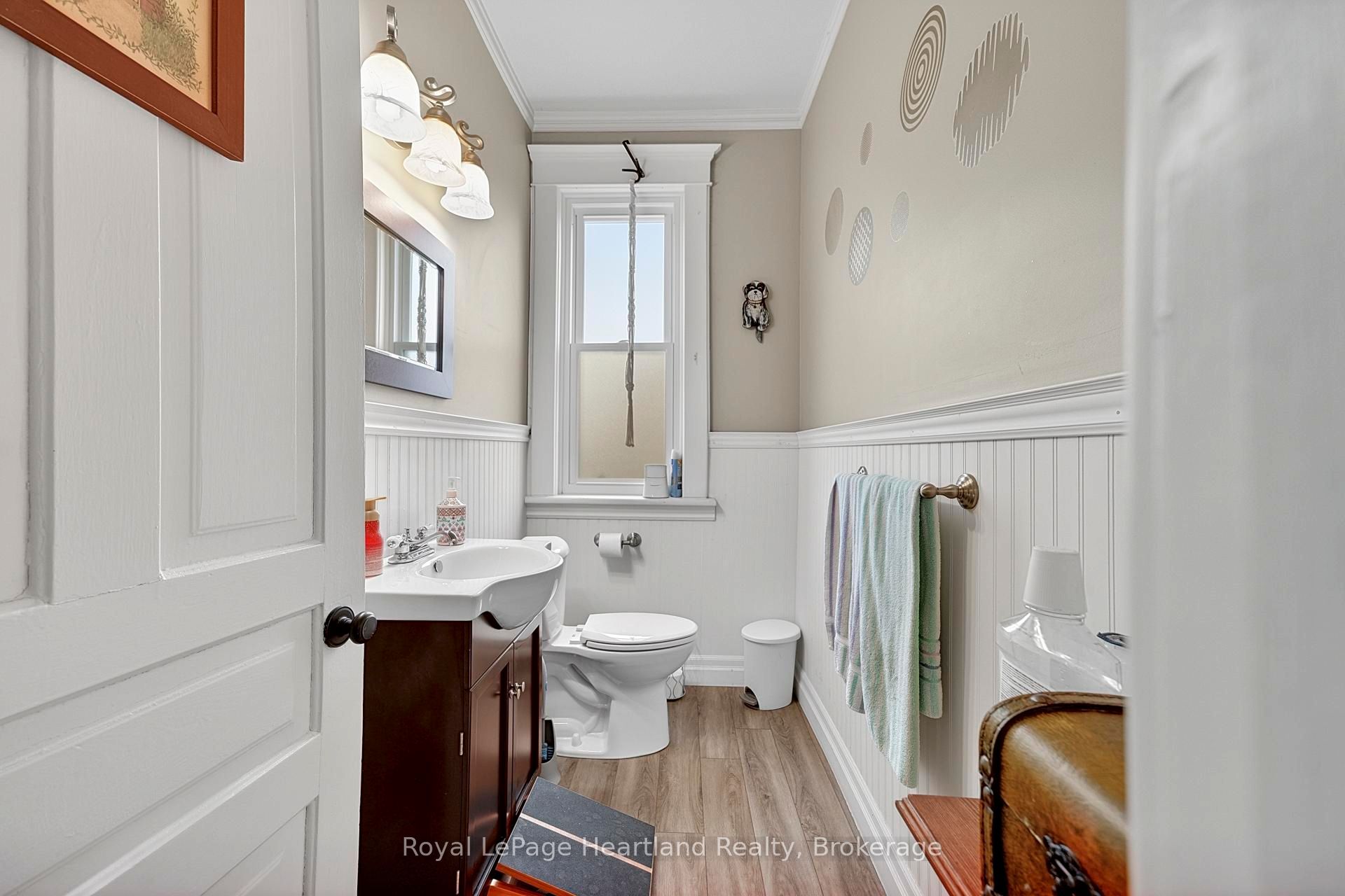 14 Elgin Avenue E Property Photo 16