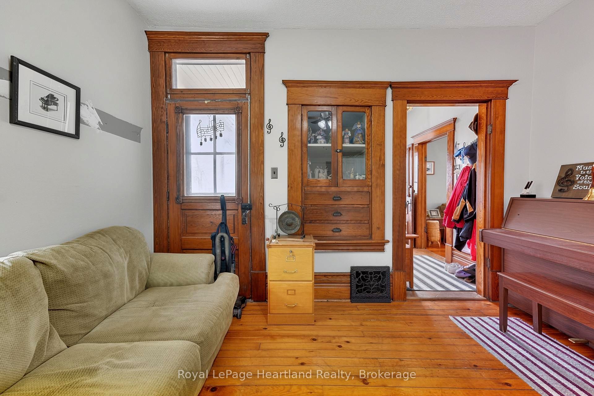 14 Elgin Avenue E Property Photo 19
