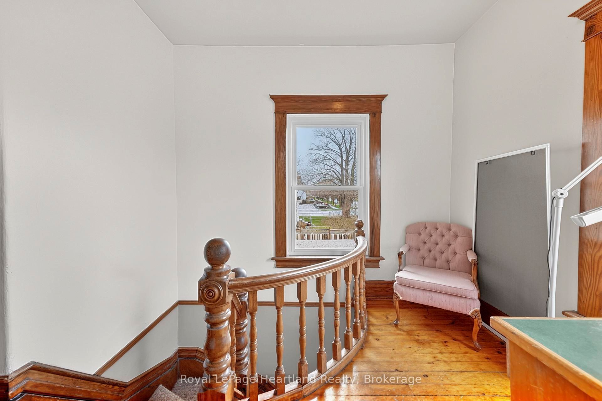 14 Elgin Avenue E Property Photo 20