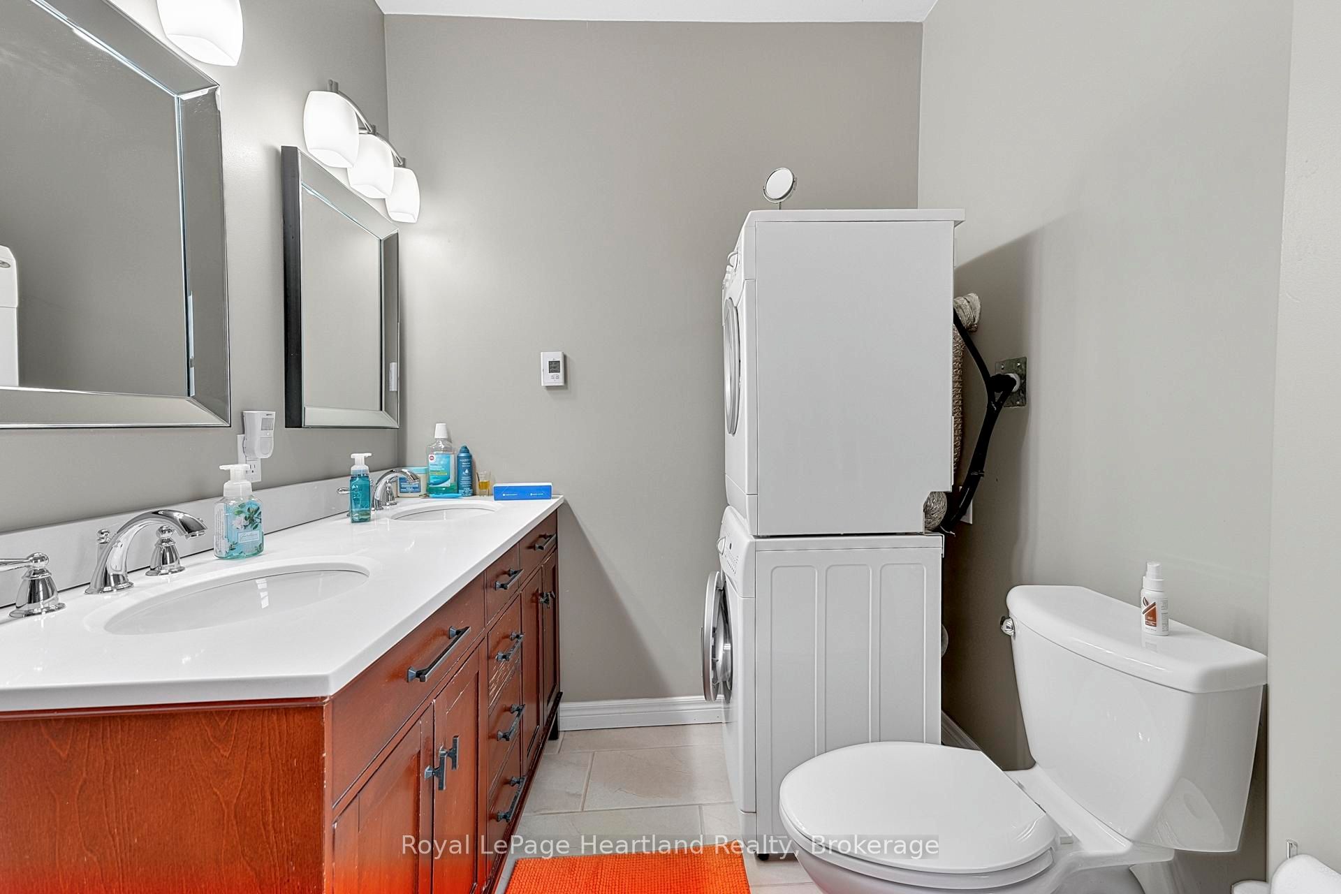 14 Elgin Avenue E Property Photo 26