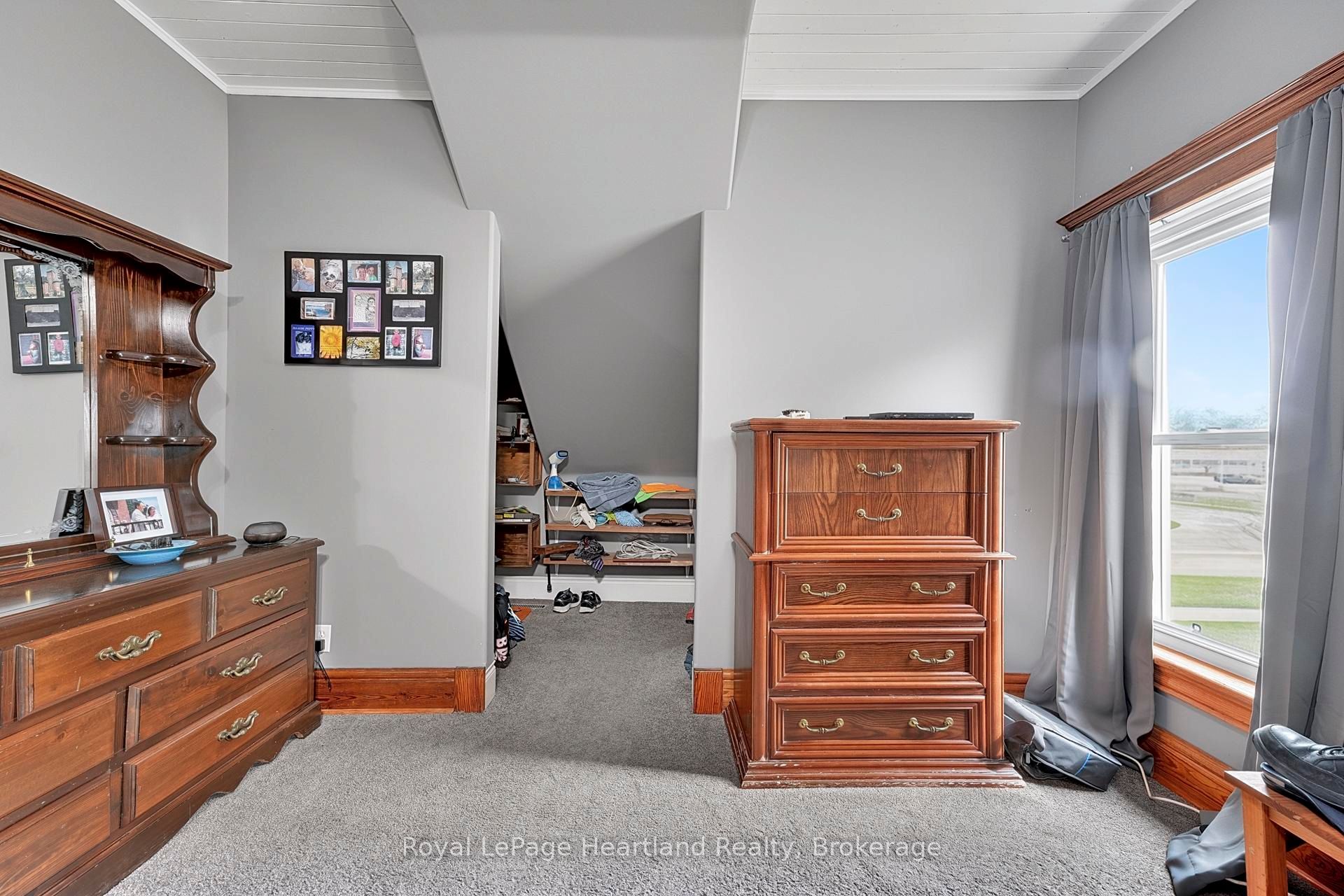 14 Elgin Avenue E Property Photo 28