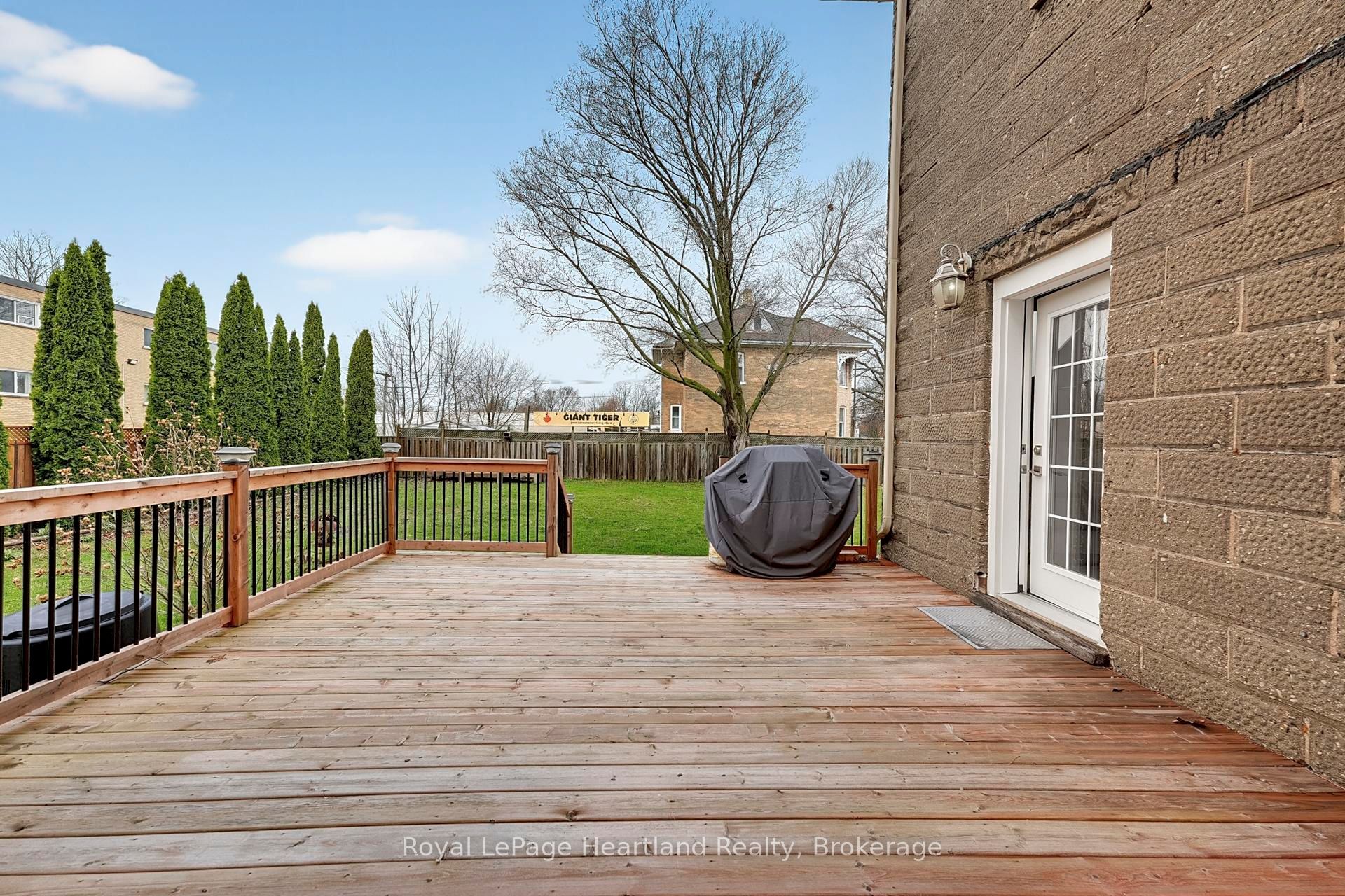 14 Elgin Avenue E Property Photo 33