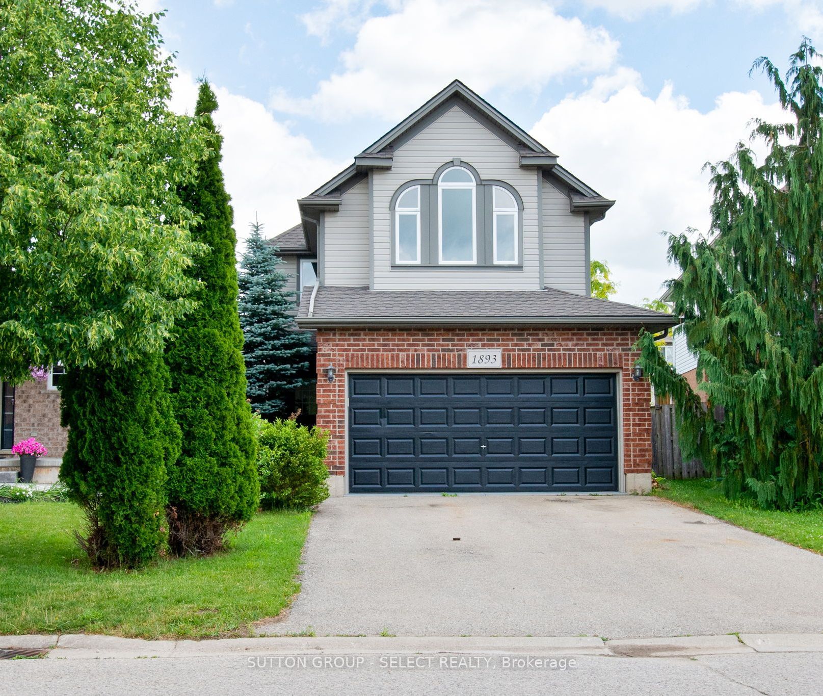 1893 Stackhouse Crescent Property Photo 1