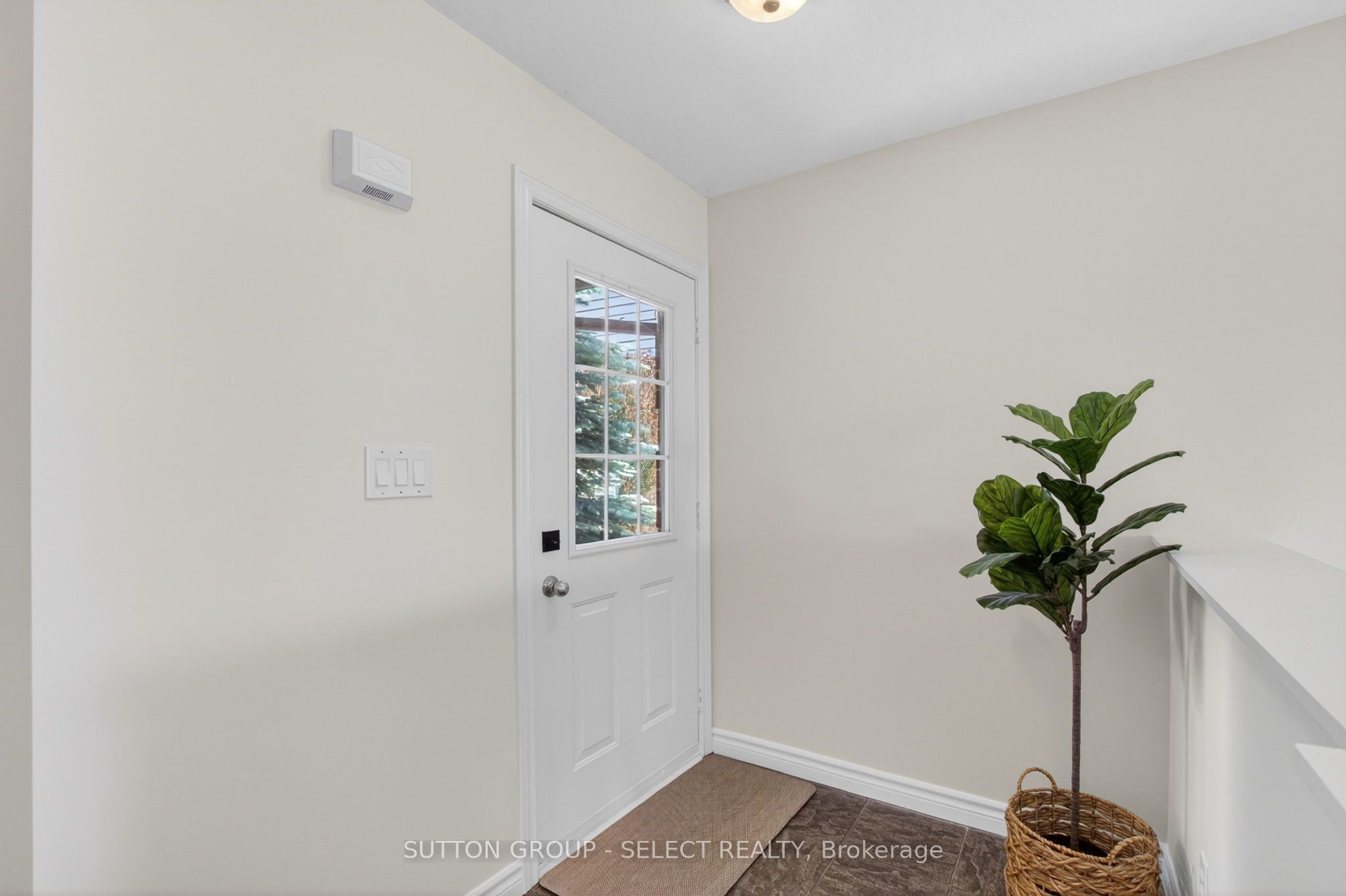 1893 Stackhouse Crescent Property Photo 4