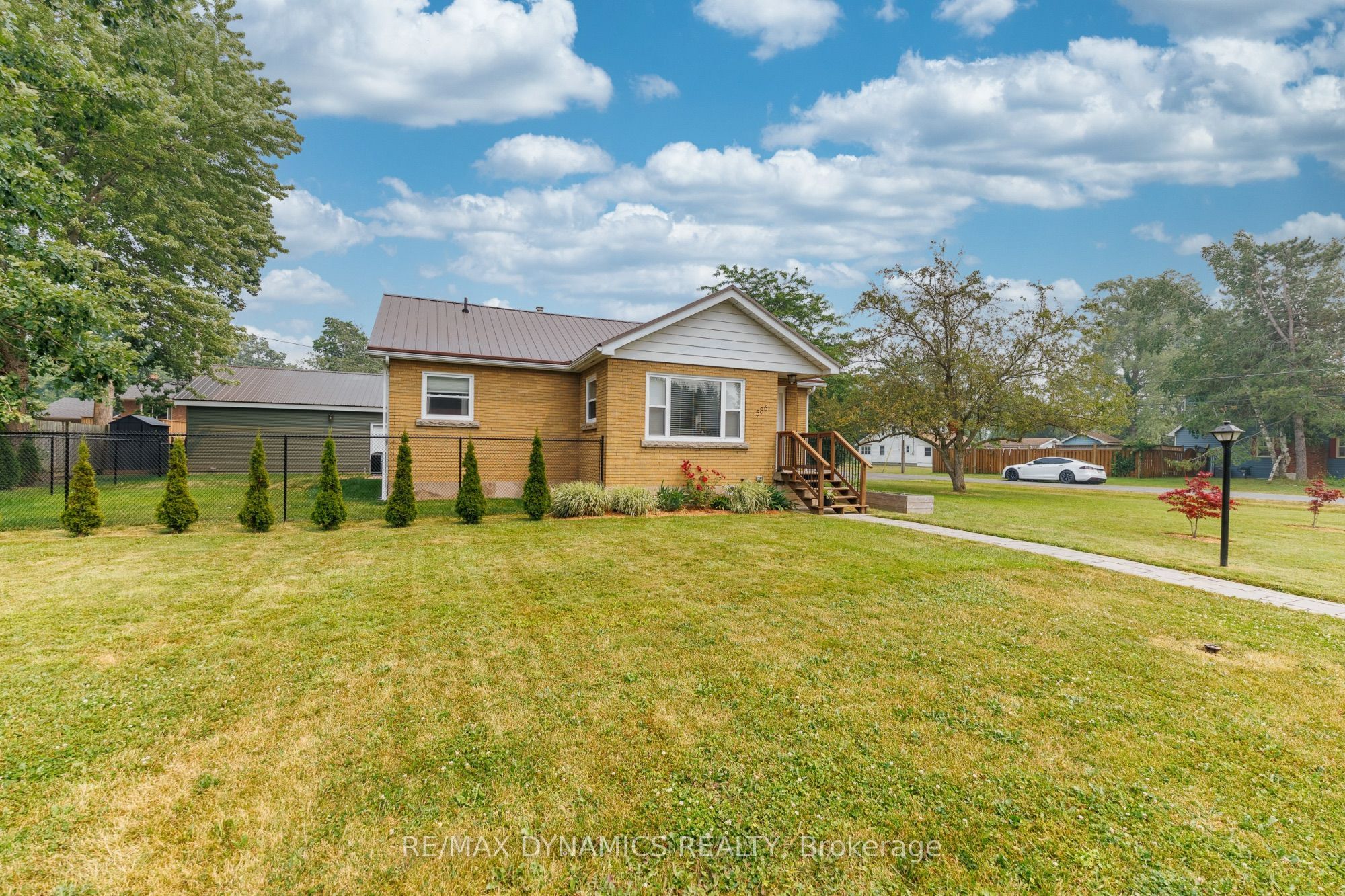 586 Lakeside Road Property Photo 3