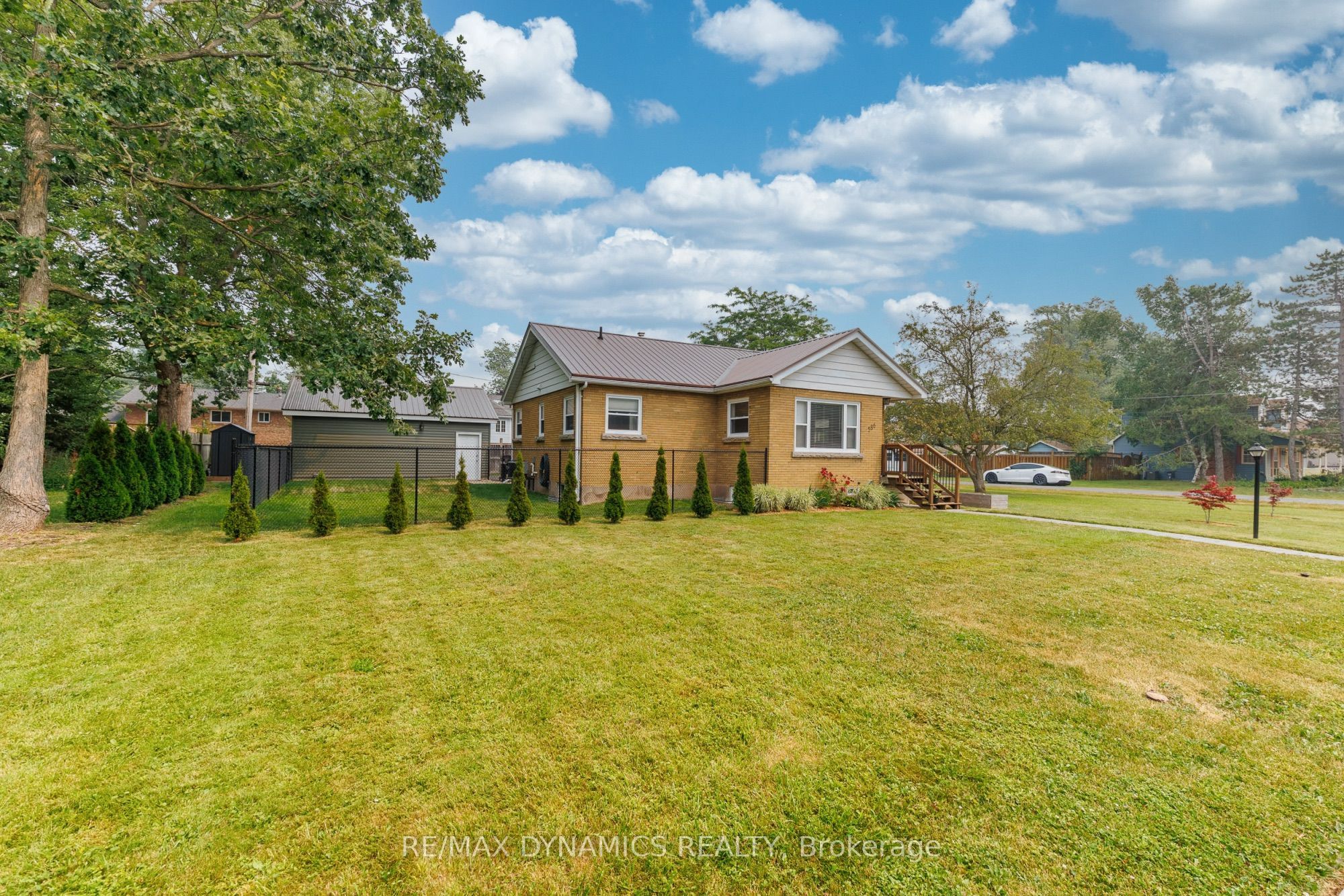 586 Lakeside Road Property Photo 4