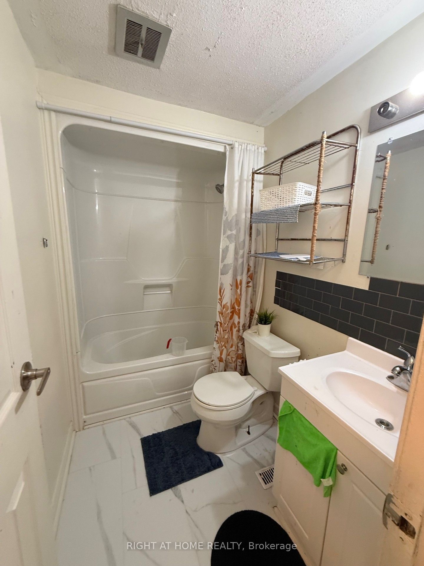 1552 Beaverpond Drive B Property Photo 9