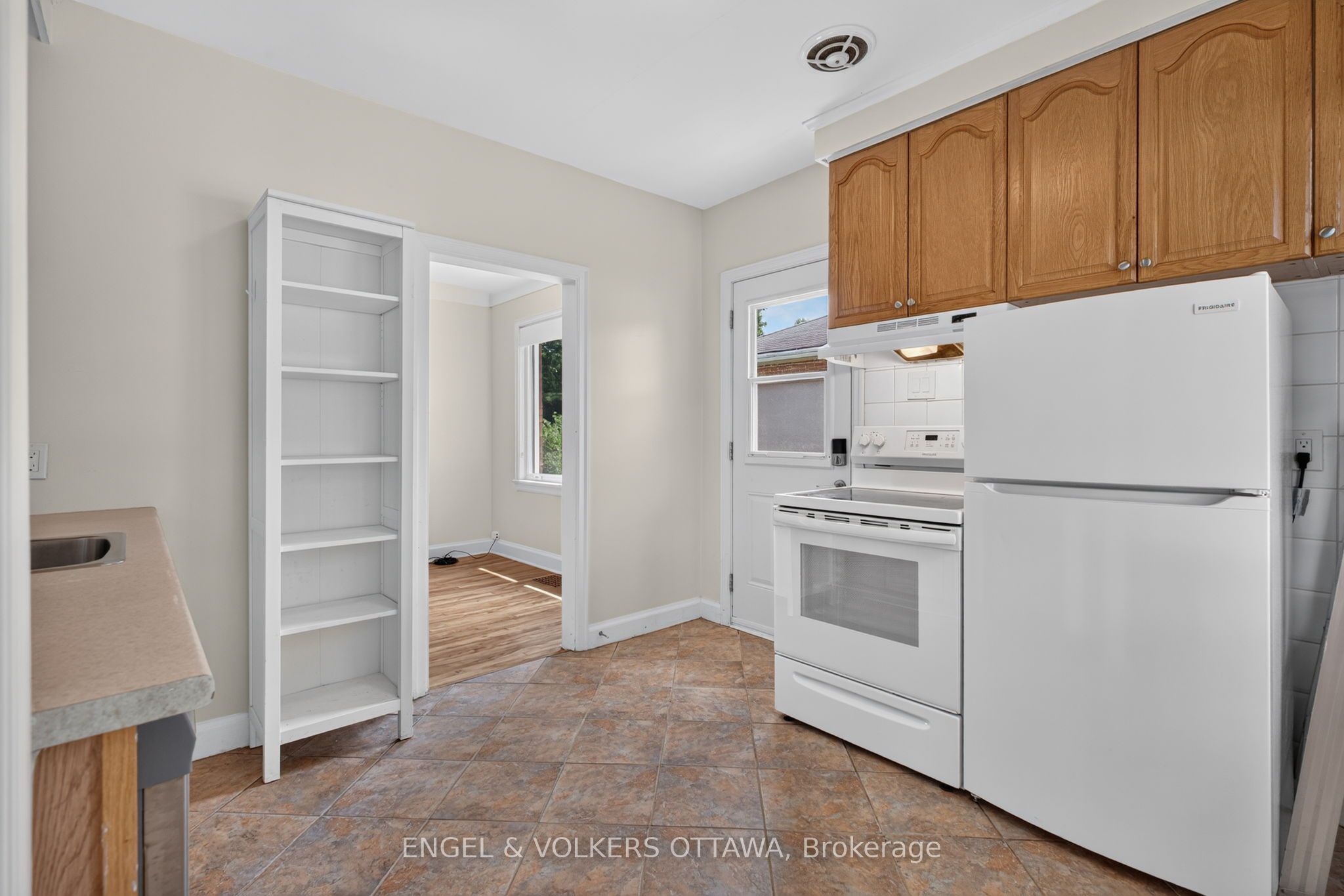 2445 Alta Vista Drive Property Photo 10
