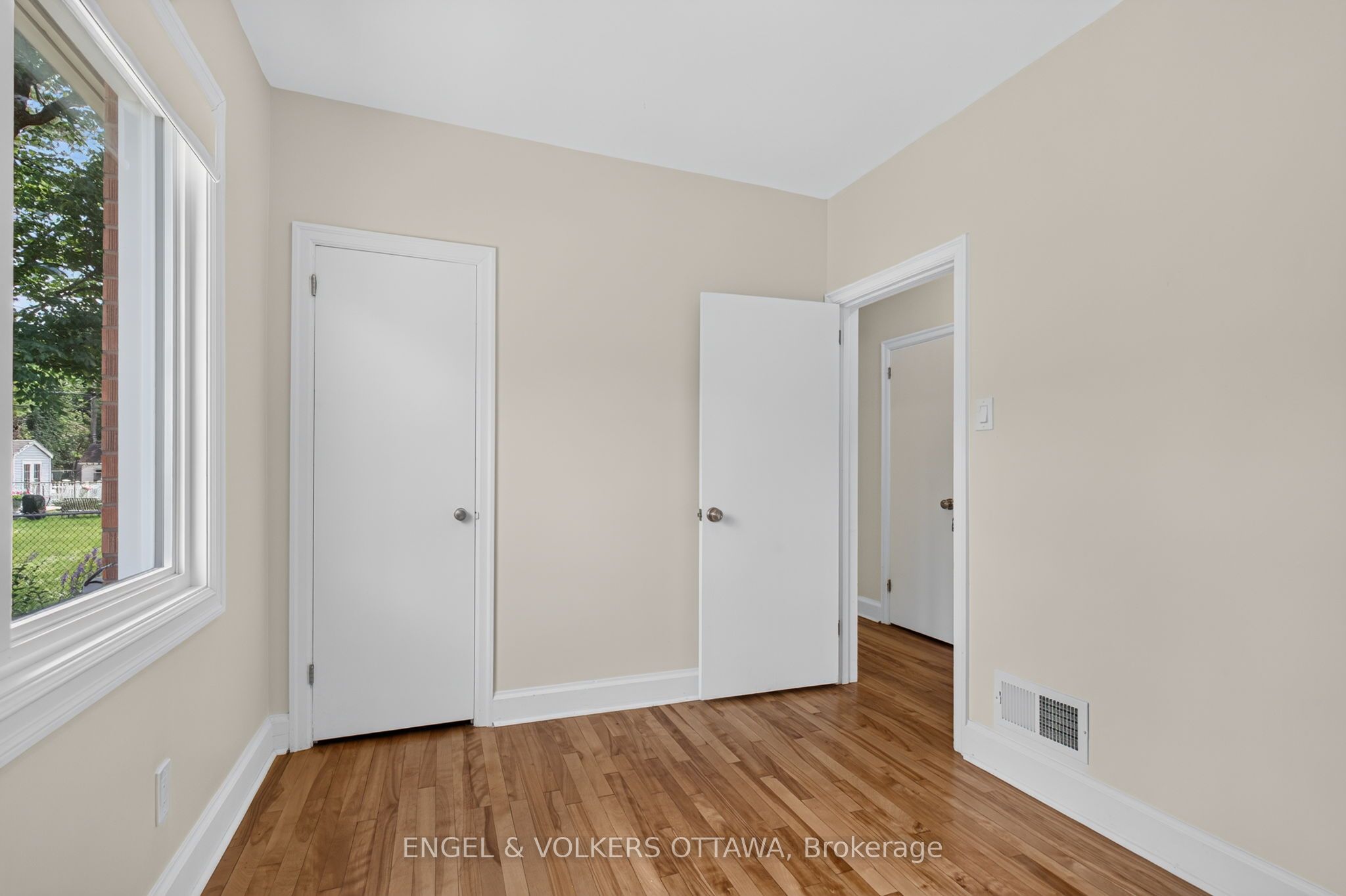 2445 Alta Vista Drive Property Photo 15