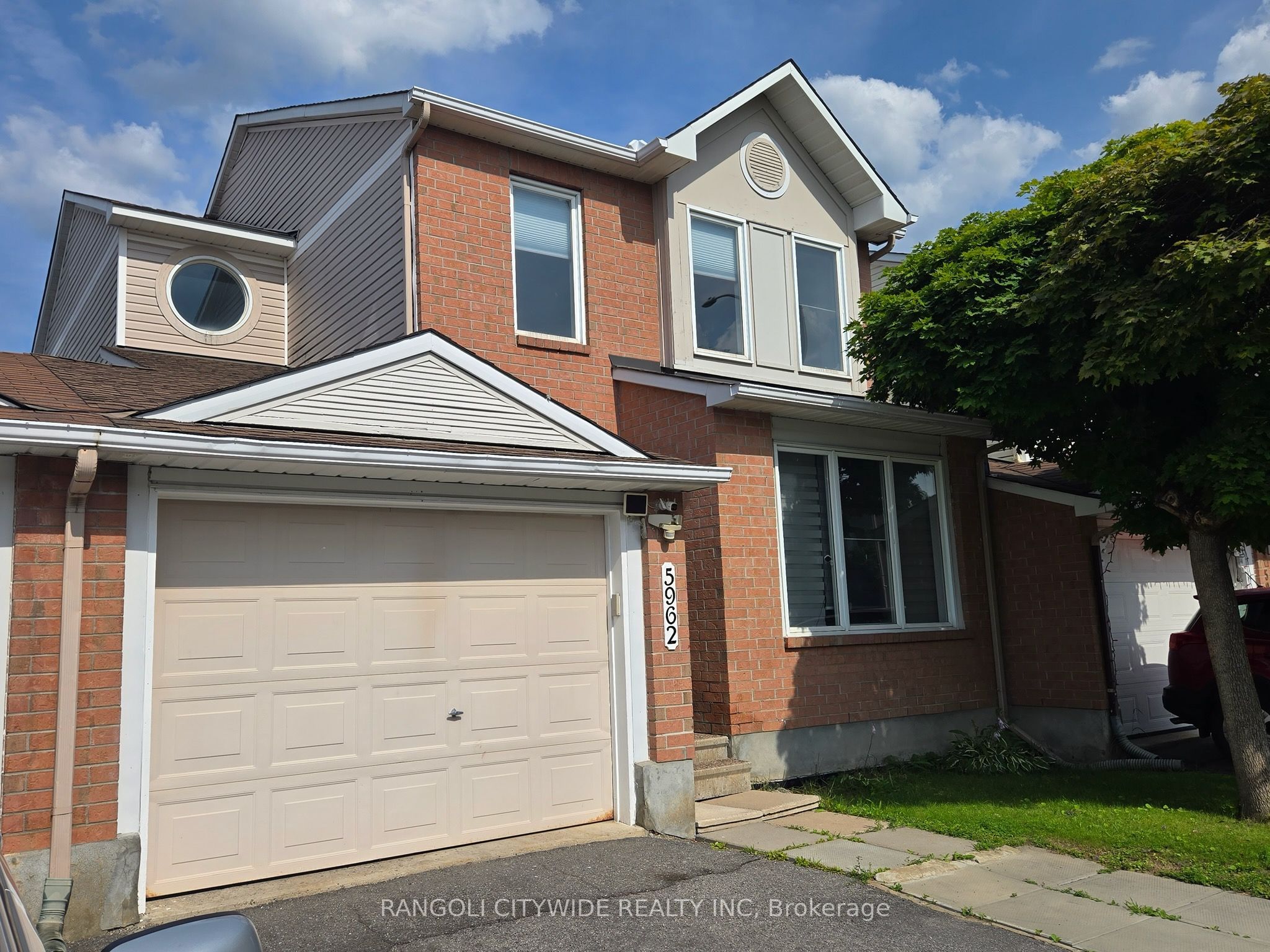 5962 Pineglade Crescent Property Photo 1