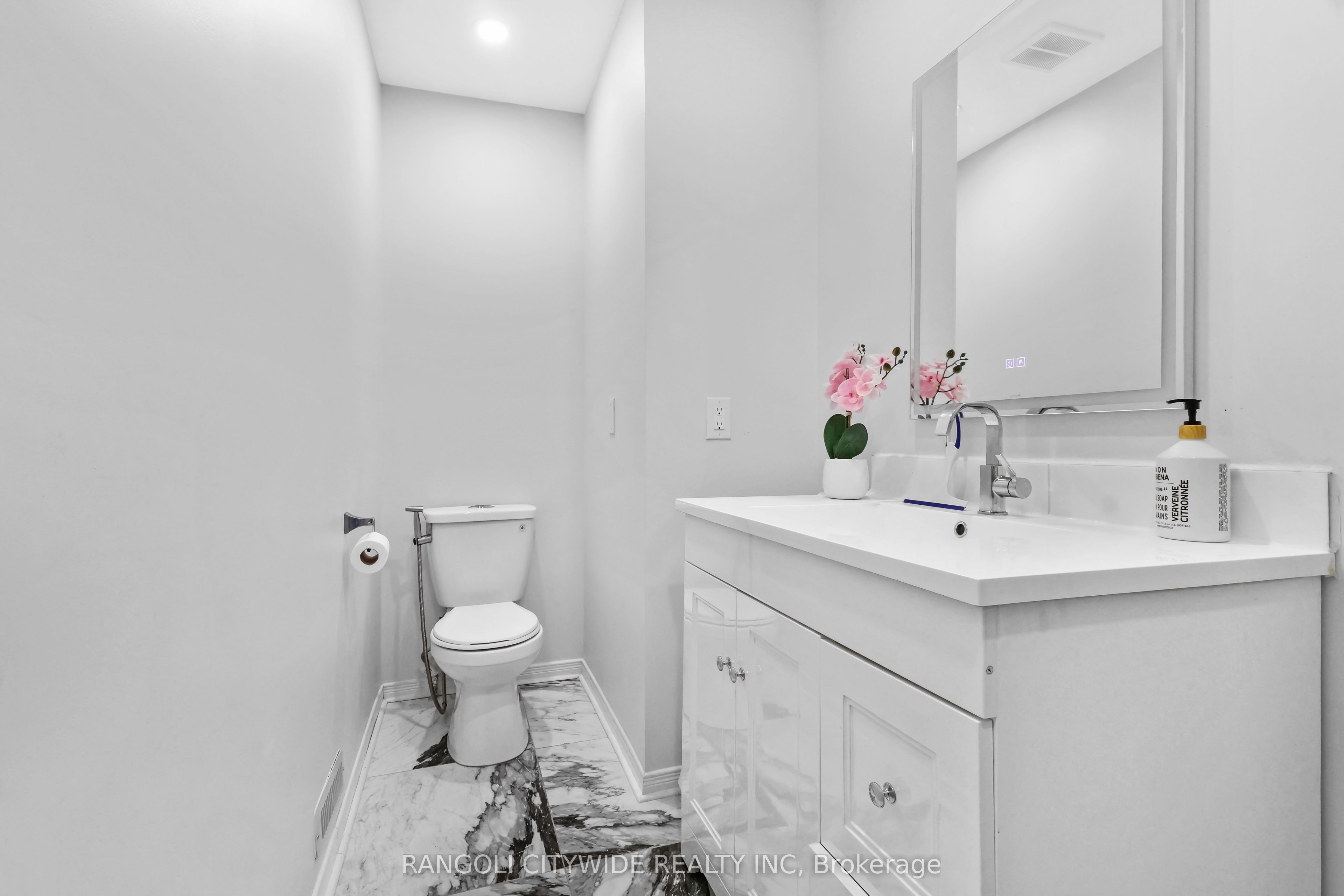 5962 Pineglade Crescent Property Photo 13
