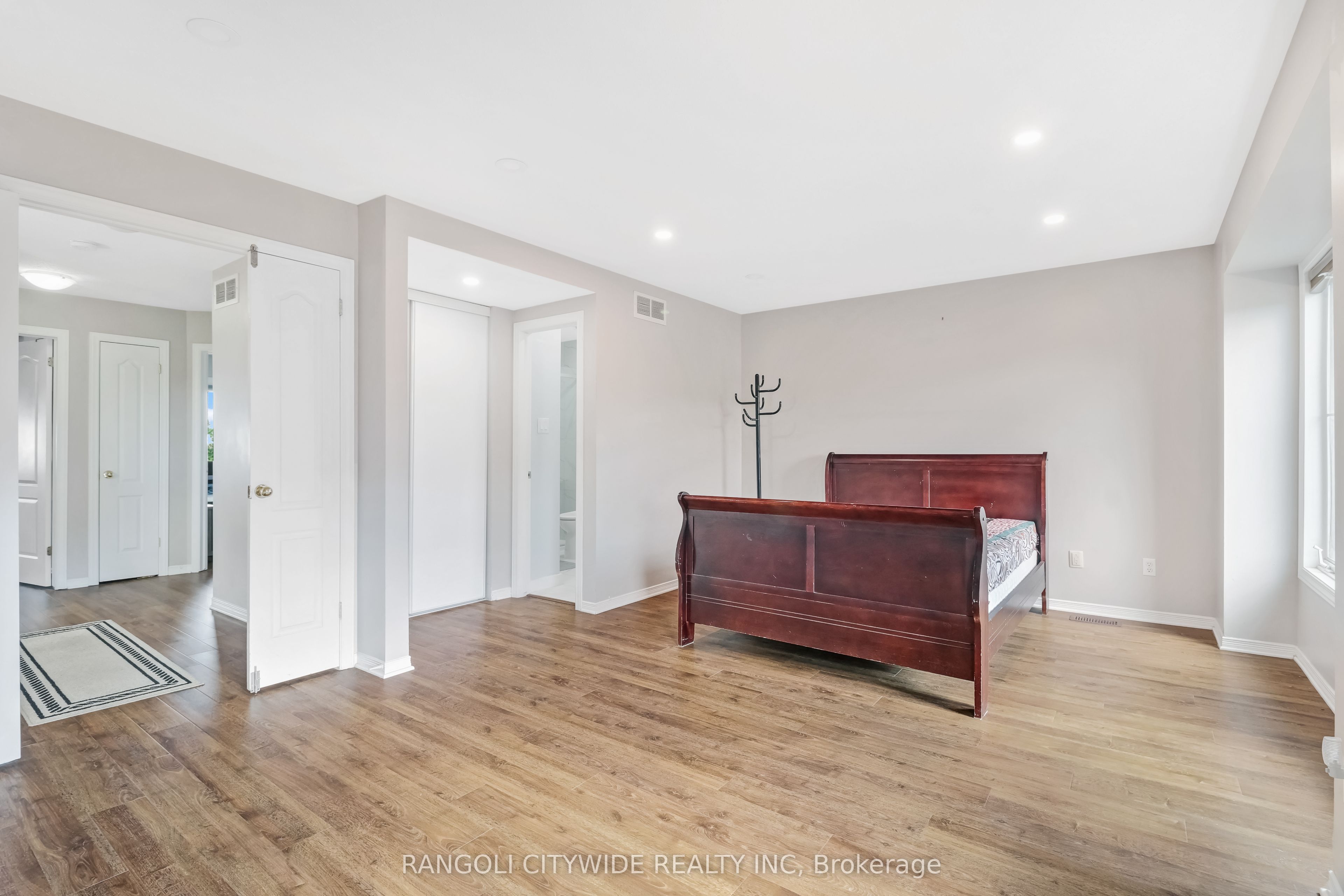 5962 Pineglade Crescent Property Photo 15