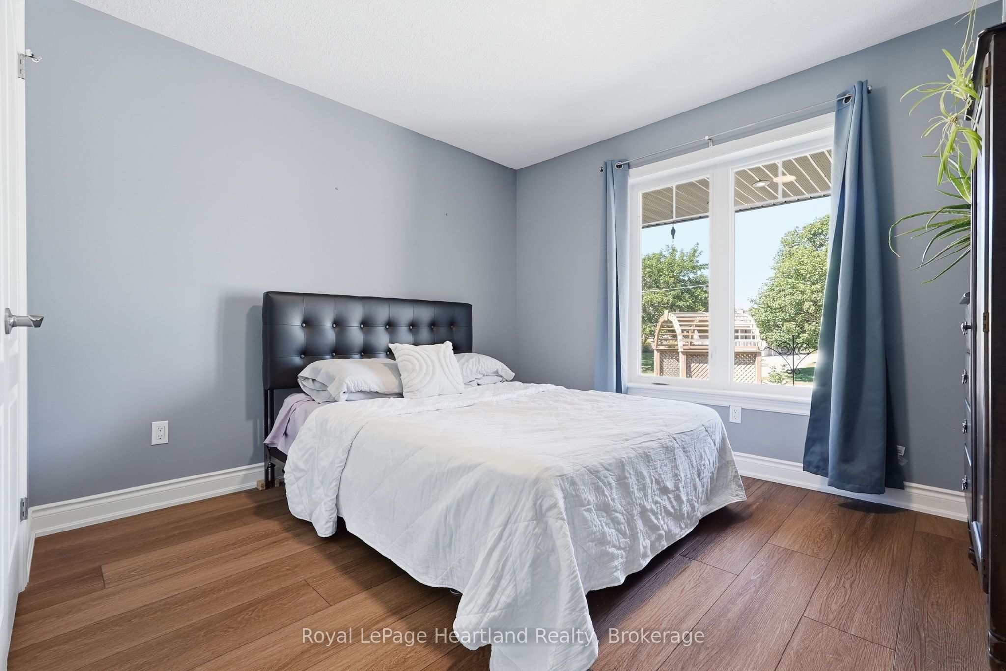 10 Minto Street S Property Photo 9