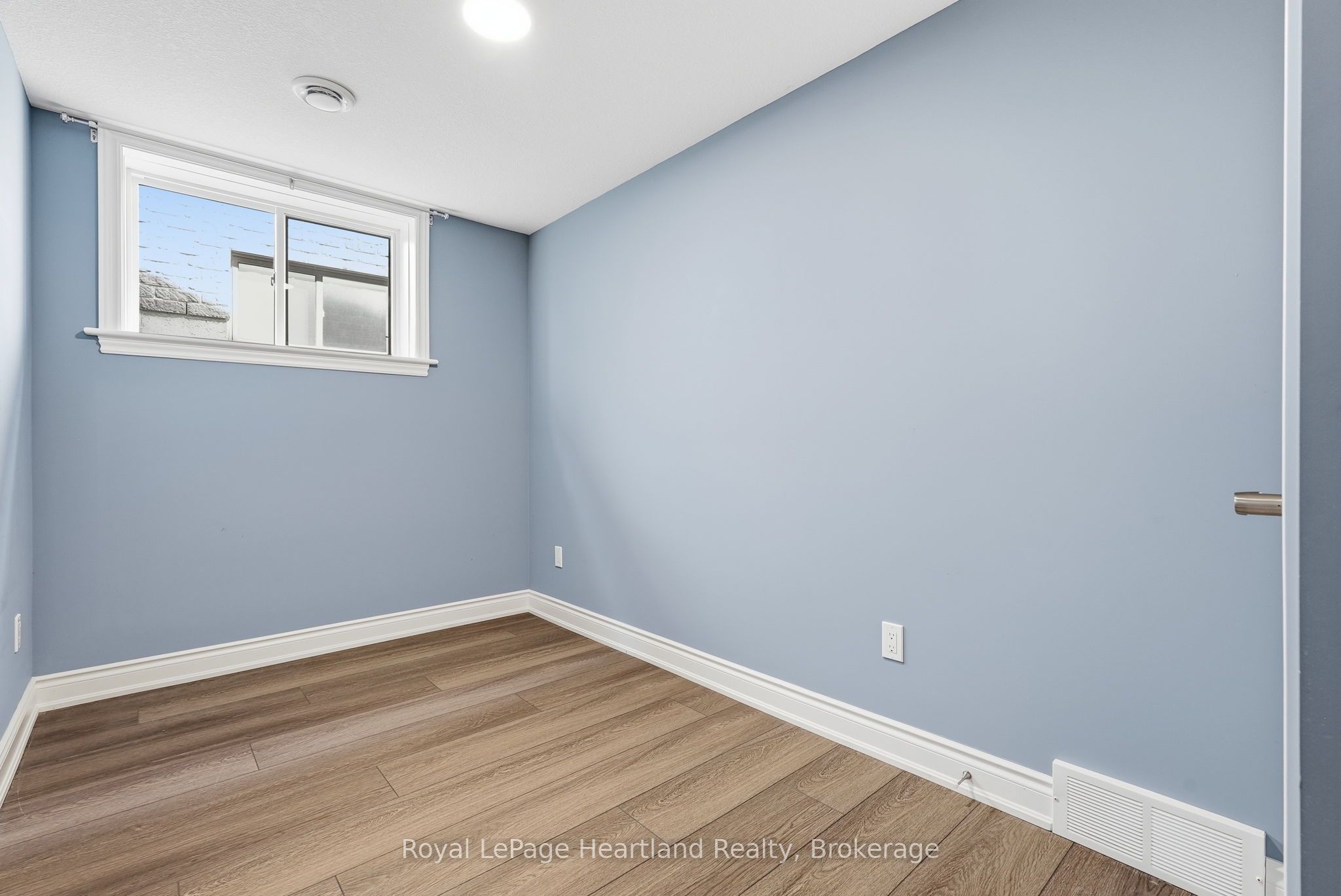 10 Minto Street S Property Photo 34