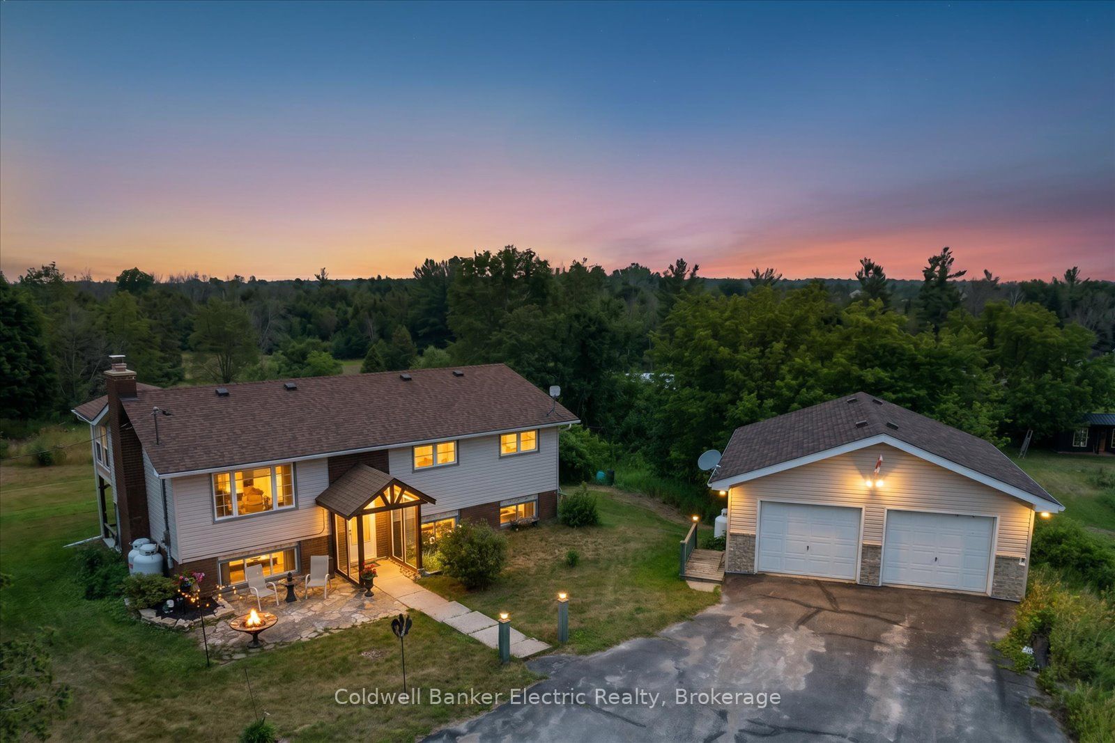 1657 4th Line Property Photo 1
