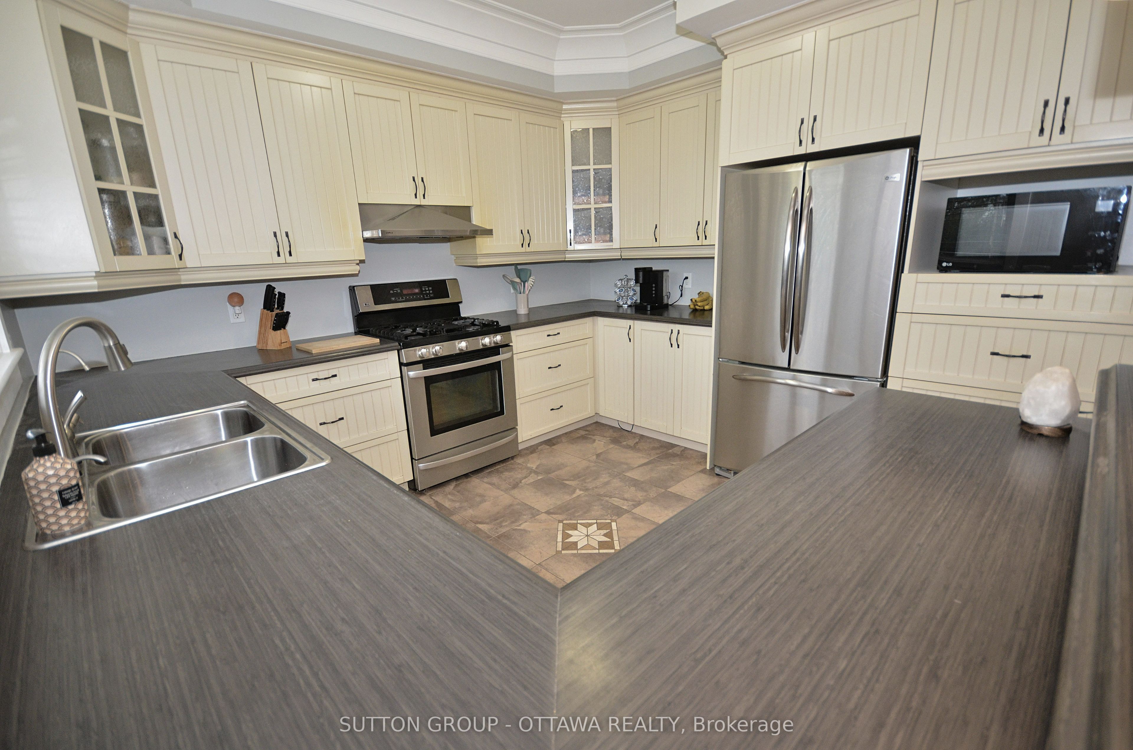 588 Russell Road Property Photo 9