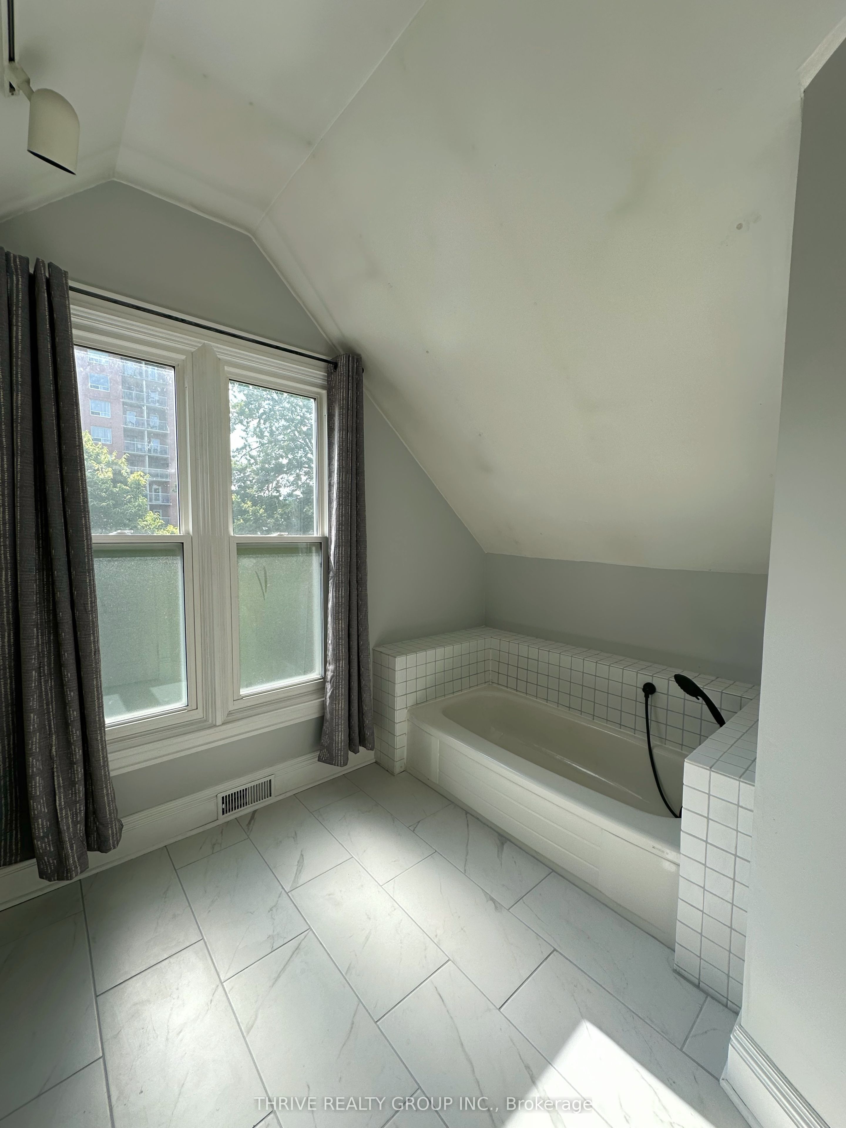 369 Maitland Street Upper Property Photo 15