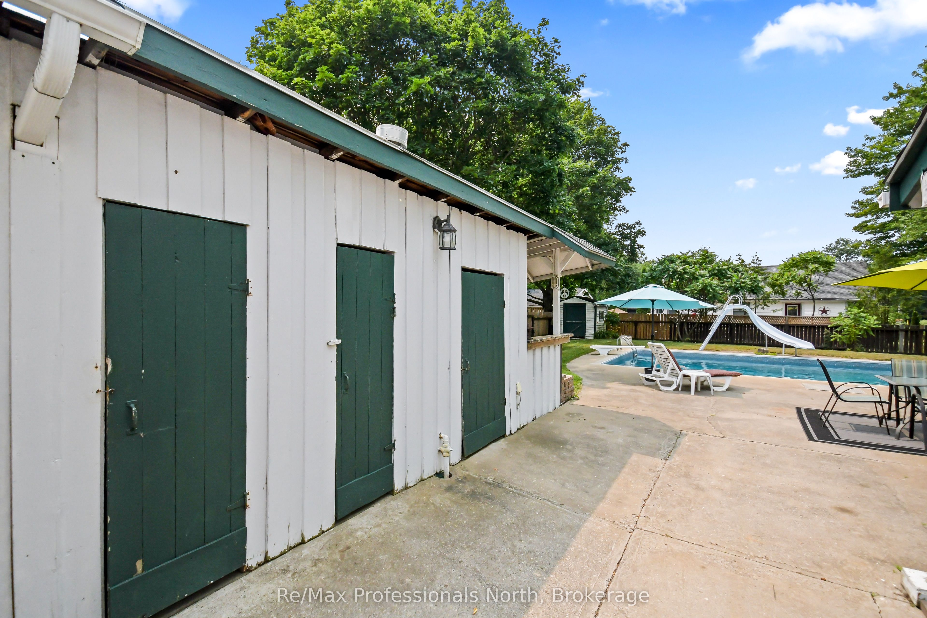 695 John Street N Property Photo 4
