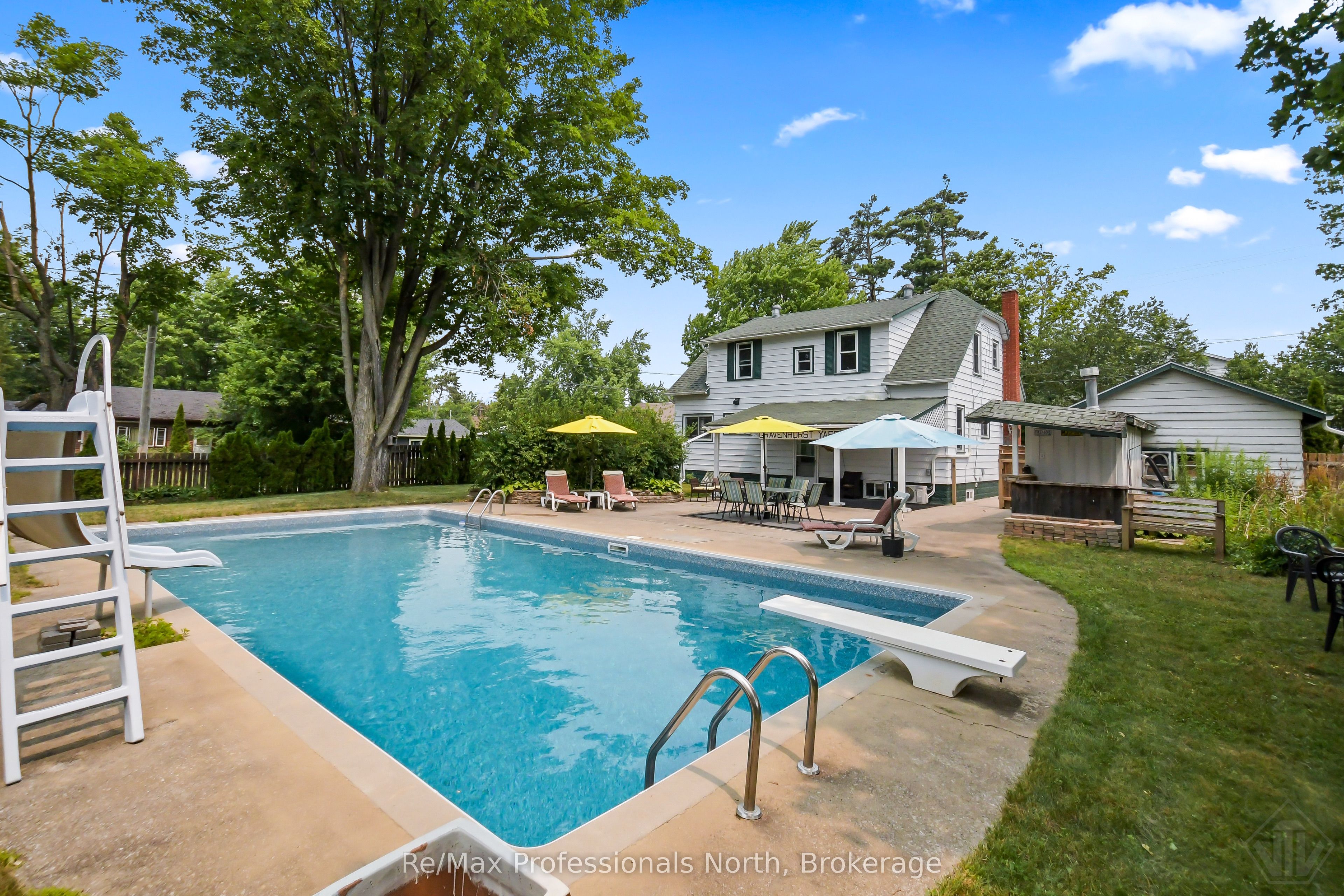 695 John Street N Property Photo 6