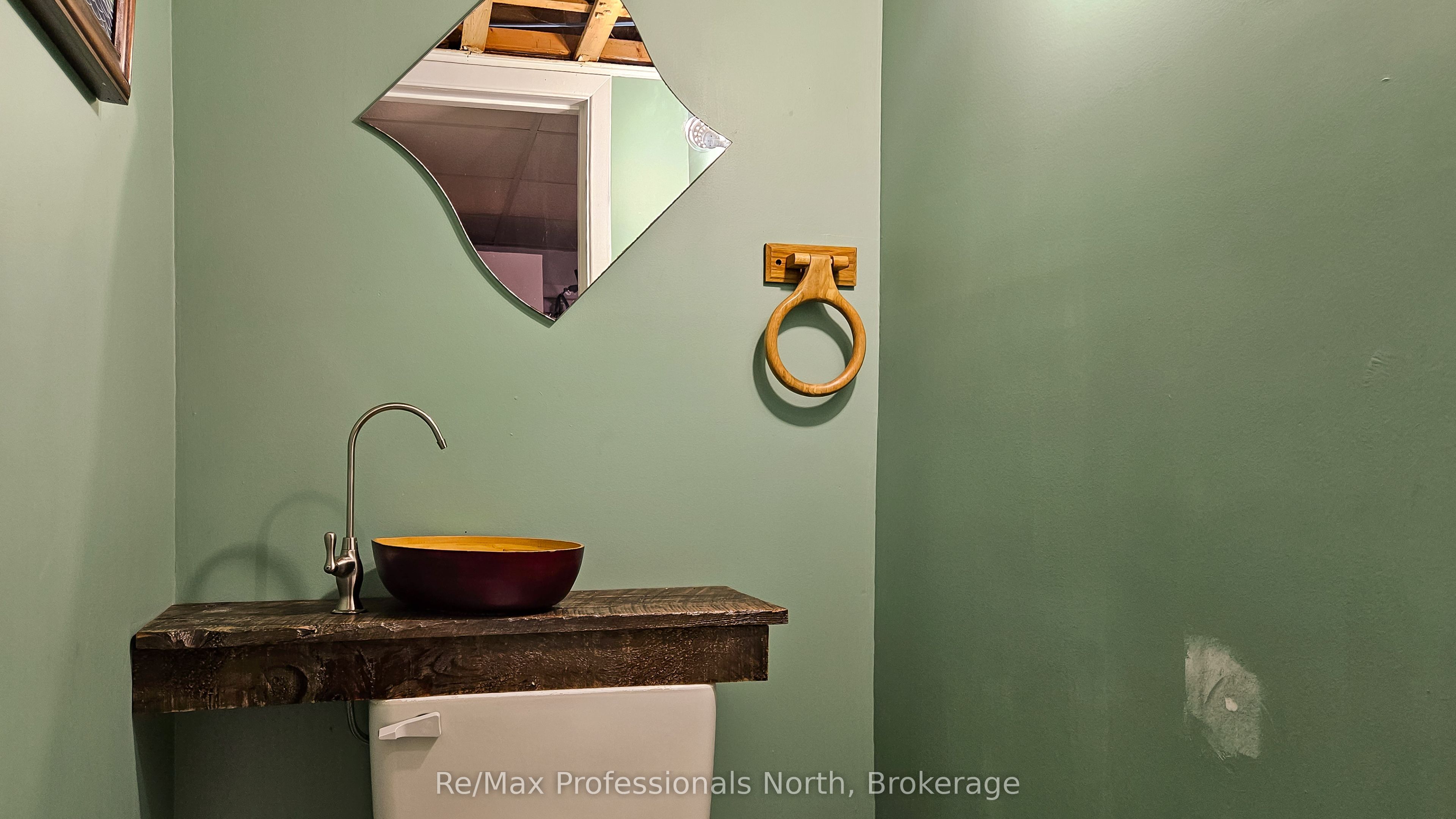 695 John Street N Property Photo 33