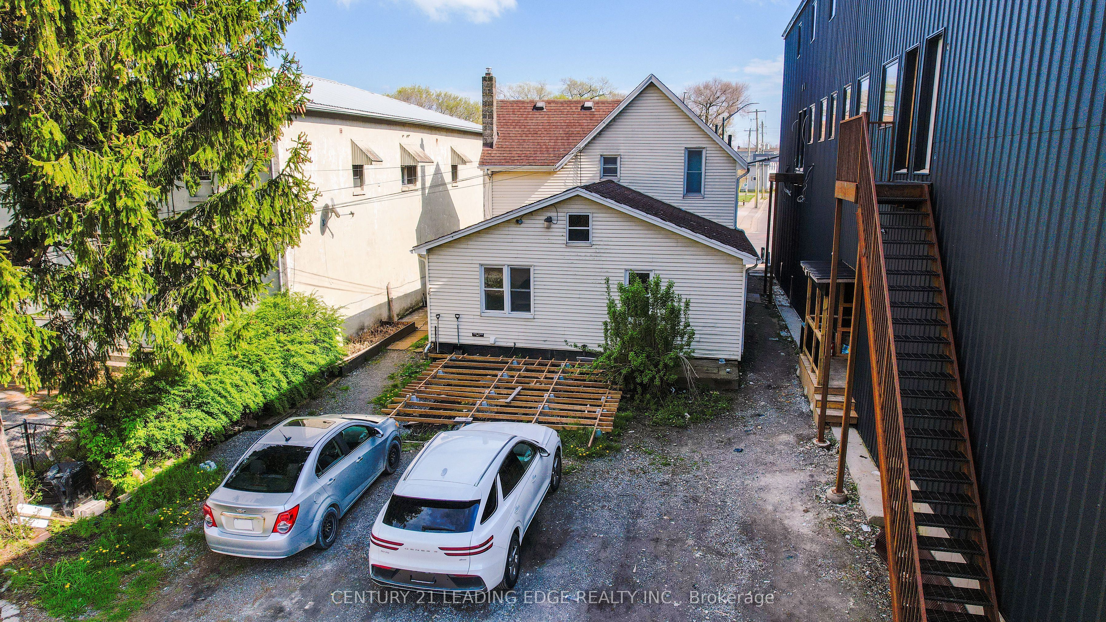 223 Main Street W Property Photo 4