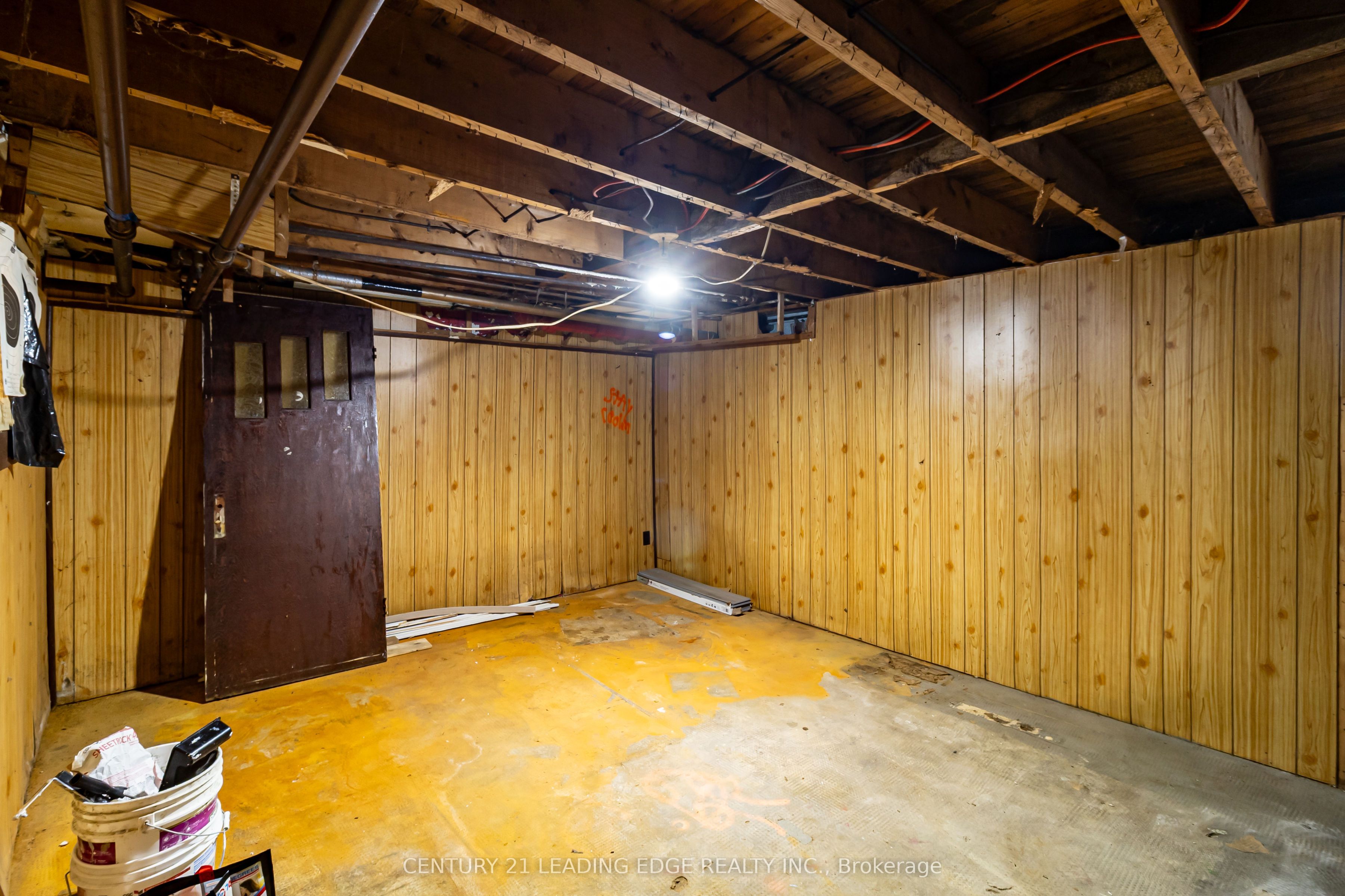 223 Main Street W Property Photo 13