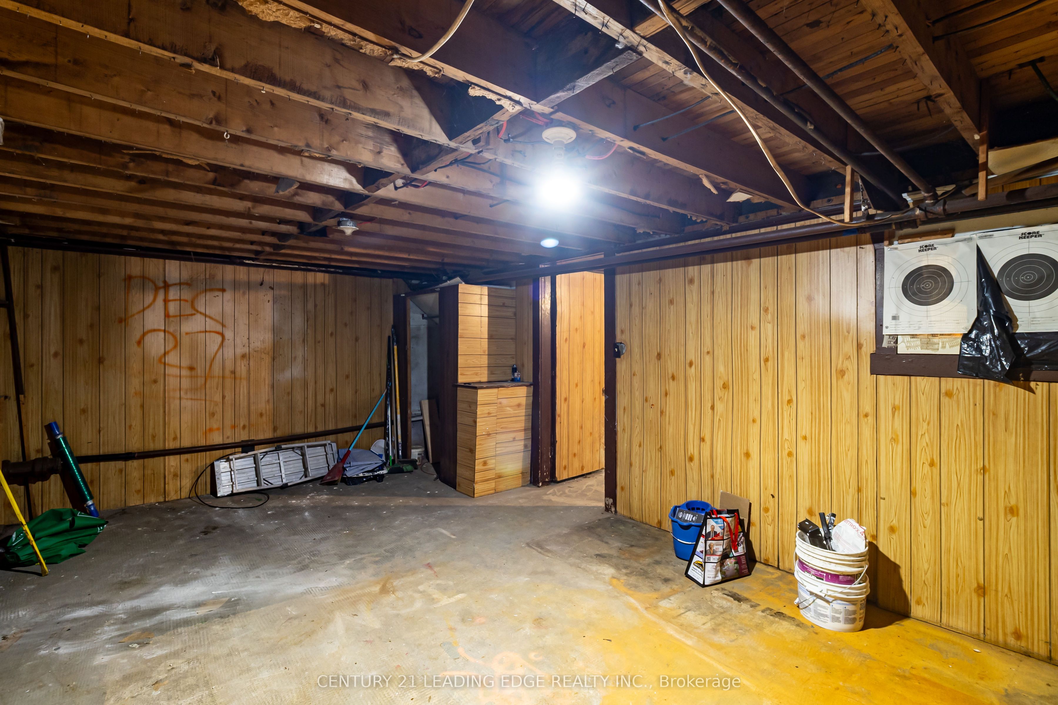 223 Main Street W Property Photo 14