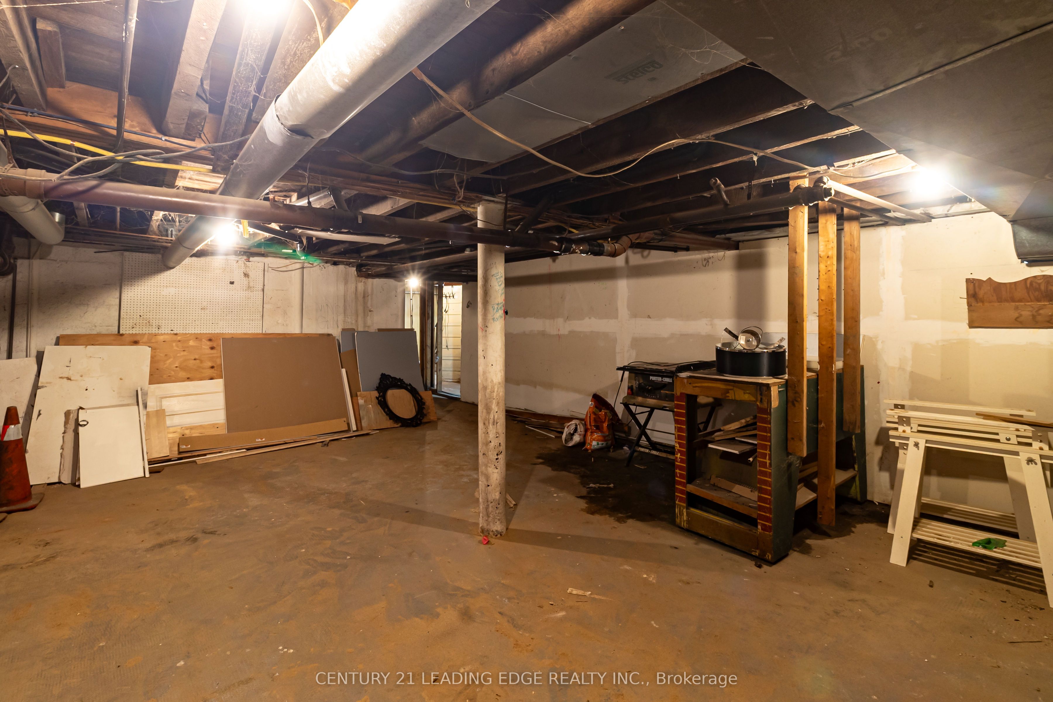223 Main Street W Property Photo 17