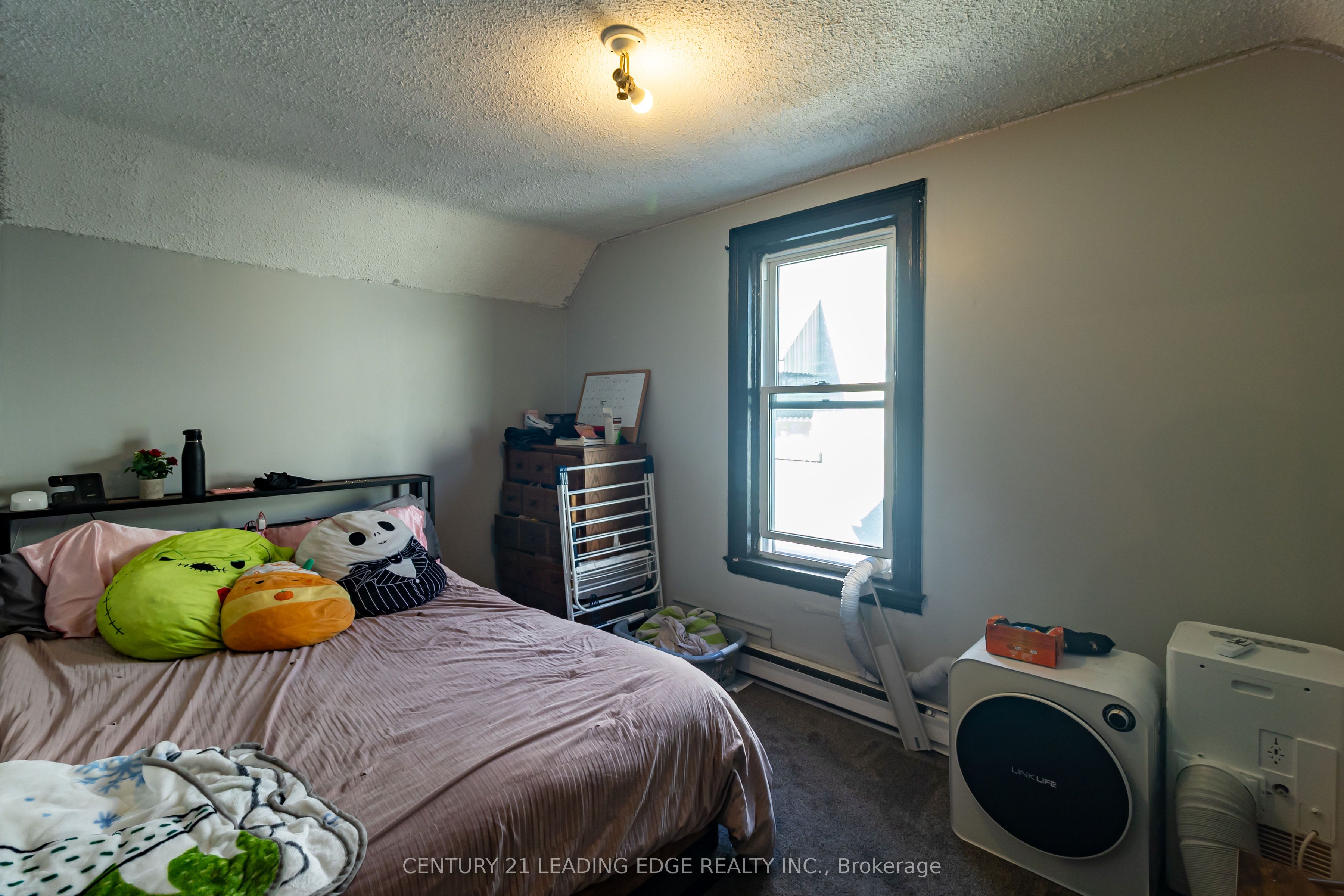 223 Main Street W Property Photo 26