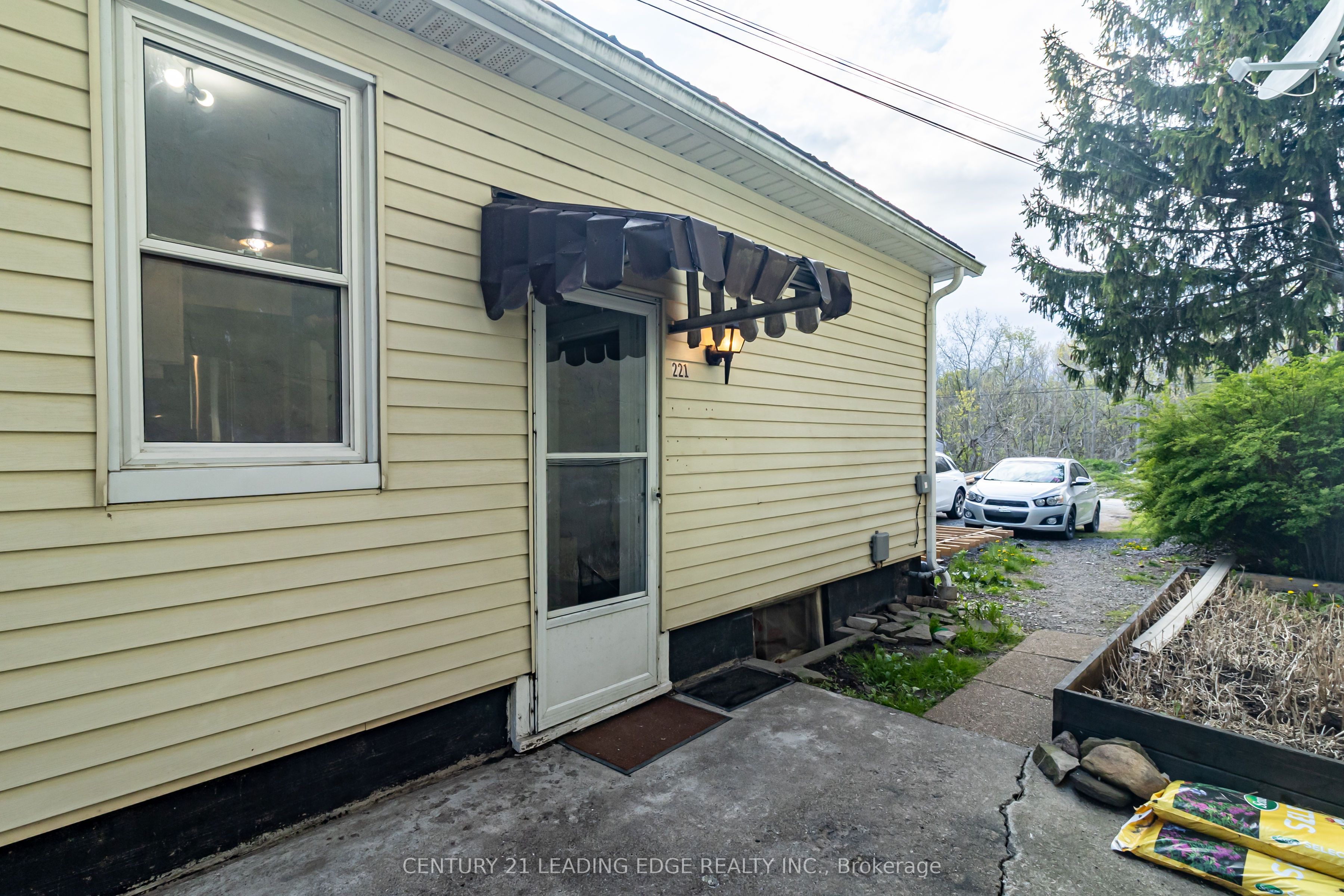 223 Main Street W Property Photo 35