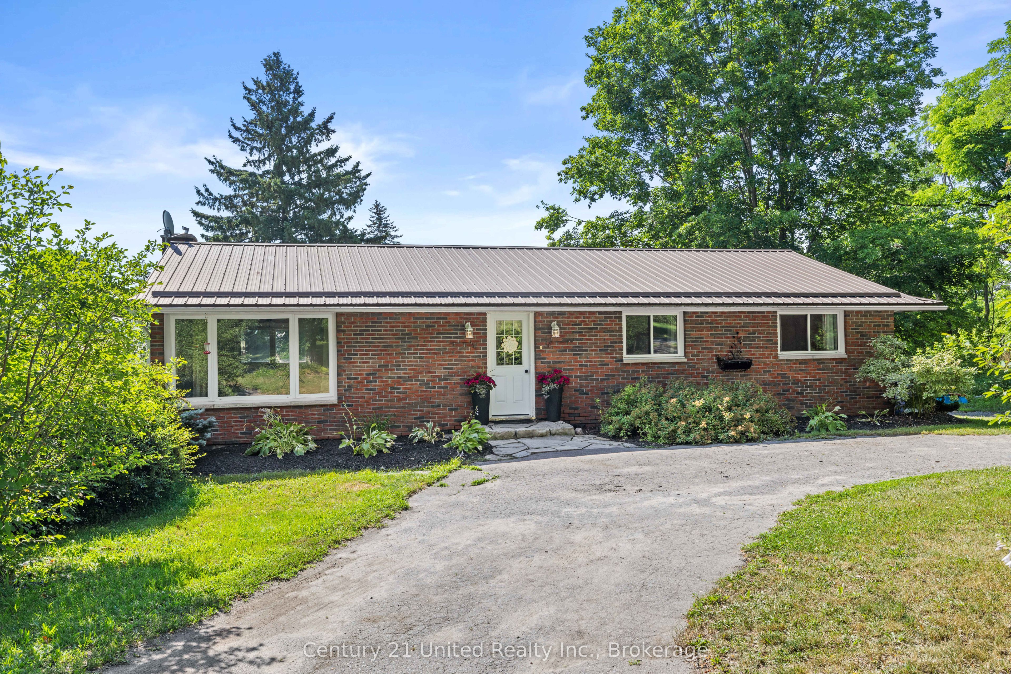 200 Front Street W Property Photo 2