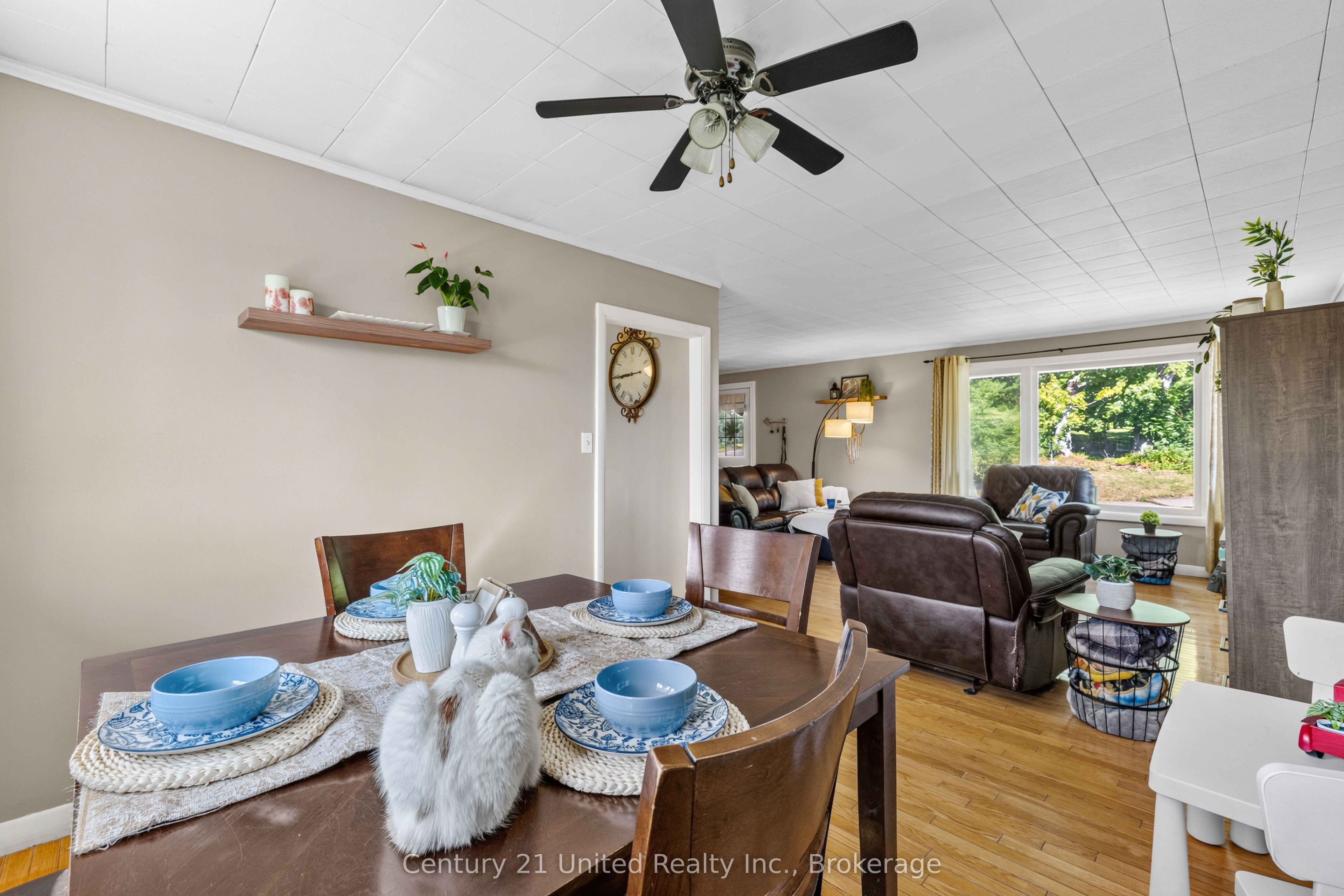 200 Front Street W Property Photo 6