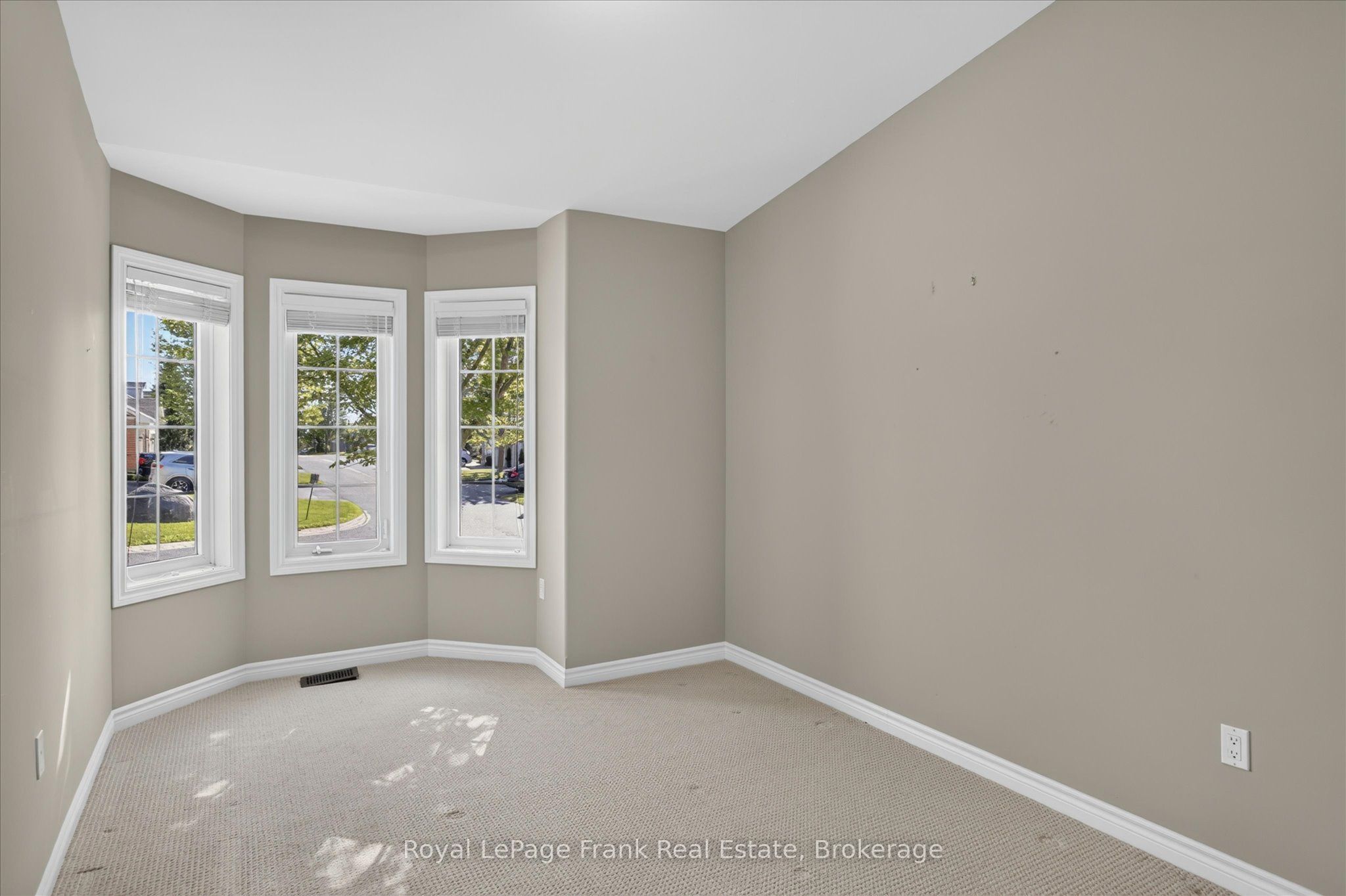 60 Village Crescent 49 Property Photo 4