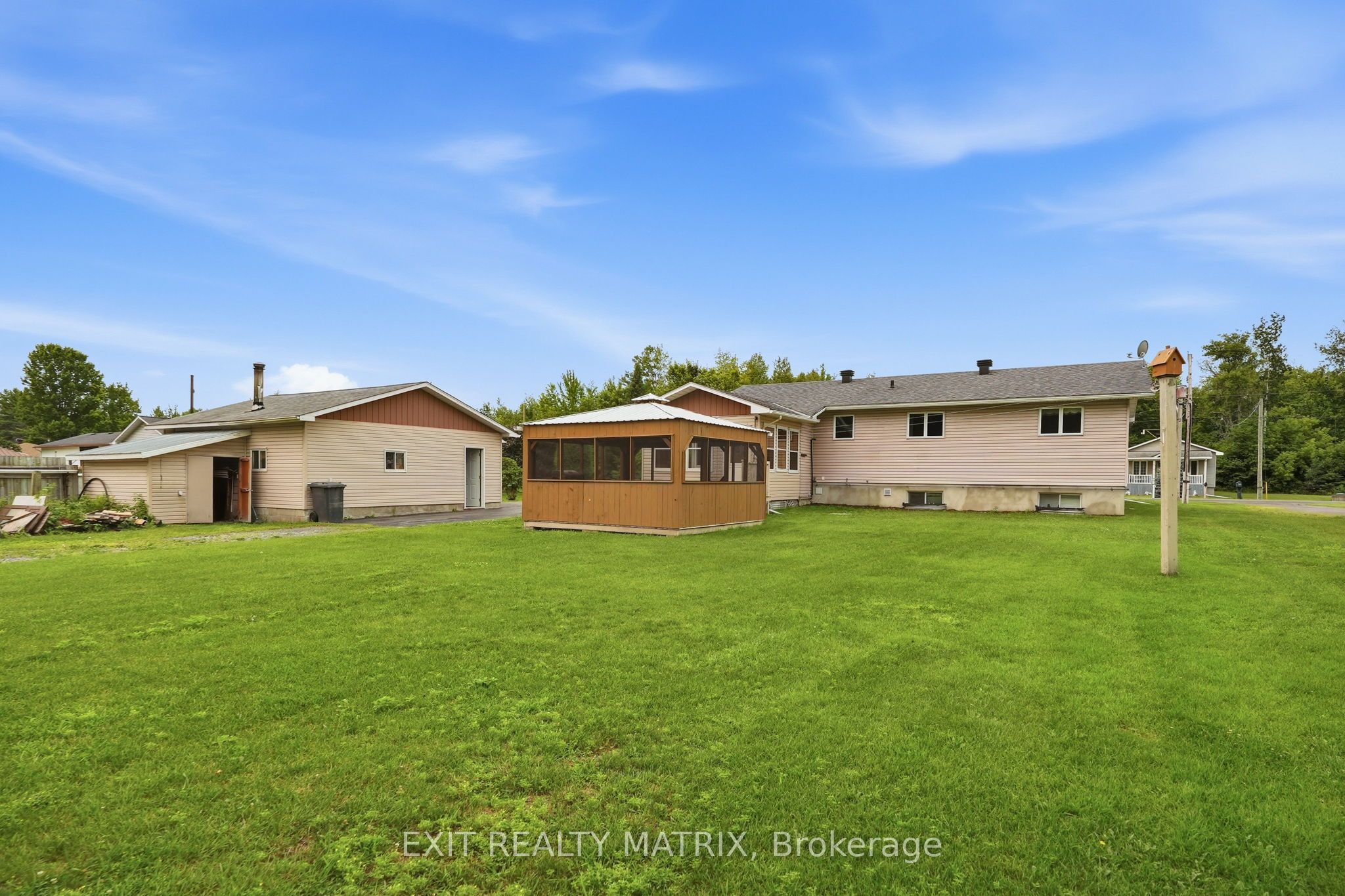563 Lajeunesse Road Property Photo 31