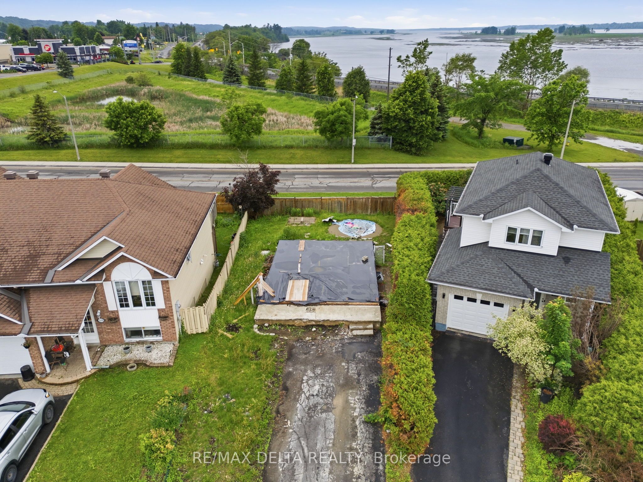 2165 Cecile Crescent Property Photo 1
