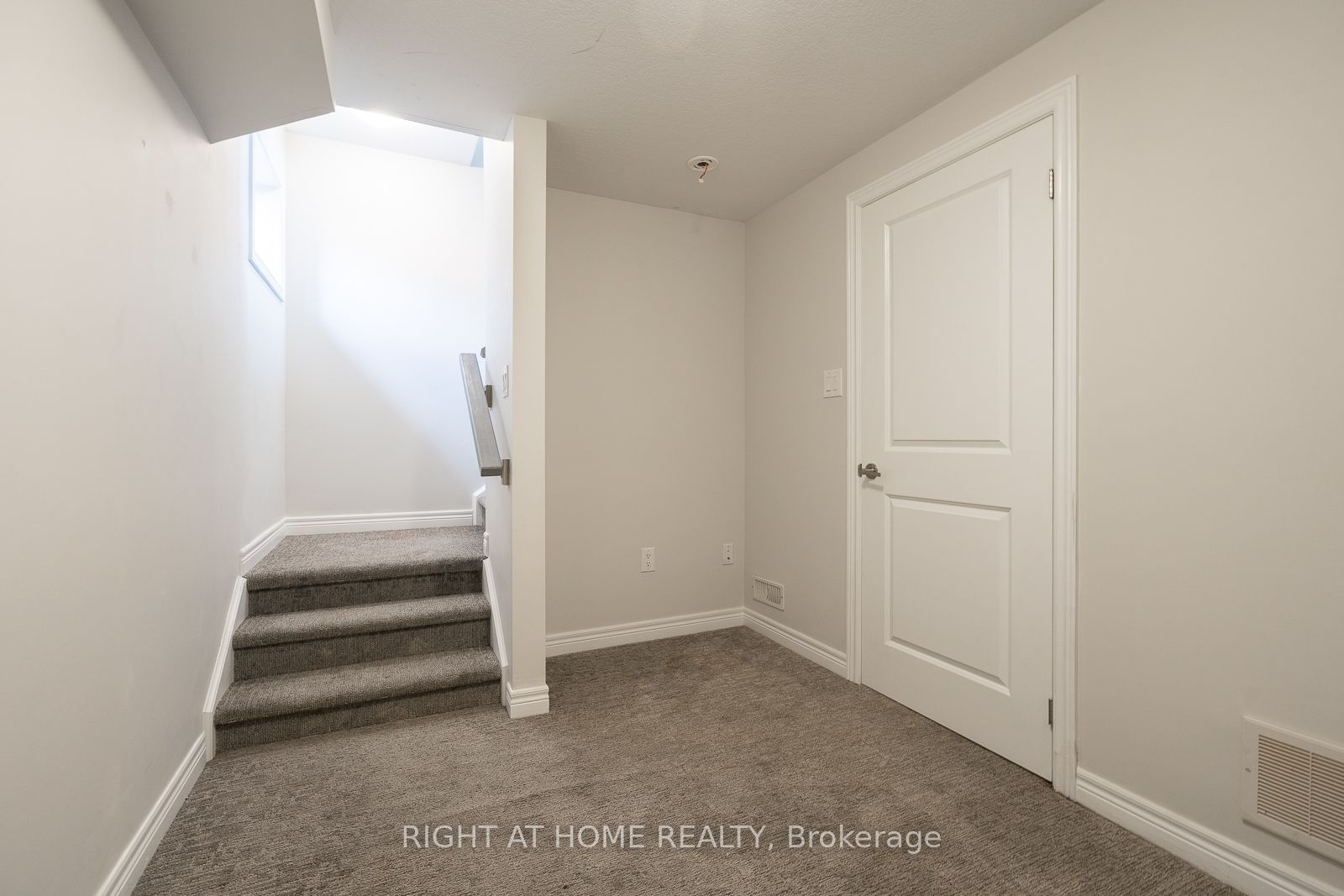 112 Hollywood Court Property Photo 29
