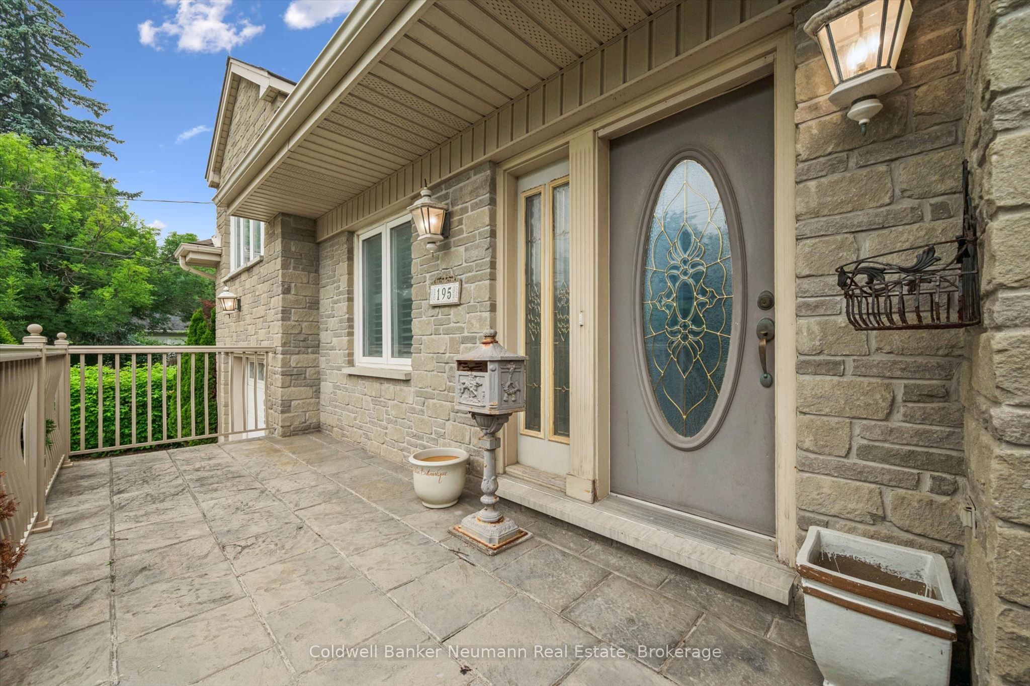 195 Victoria Road N Property Photo 4
