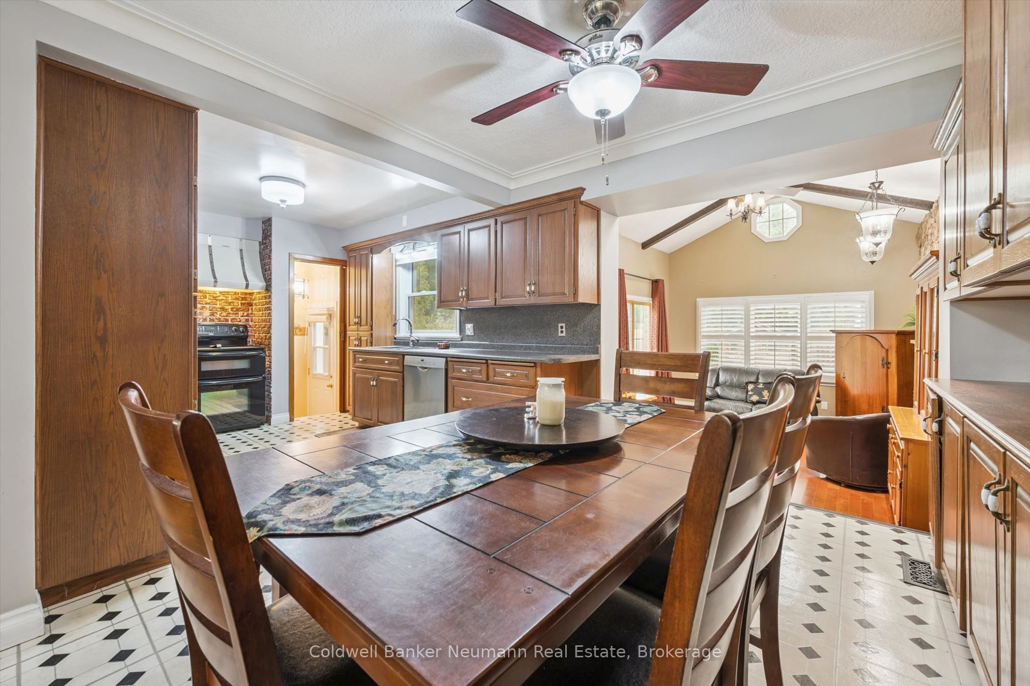 195 Victoria Road N Property Photo 9