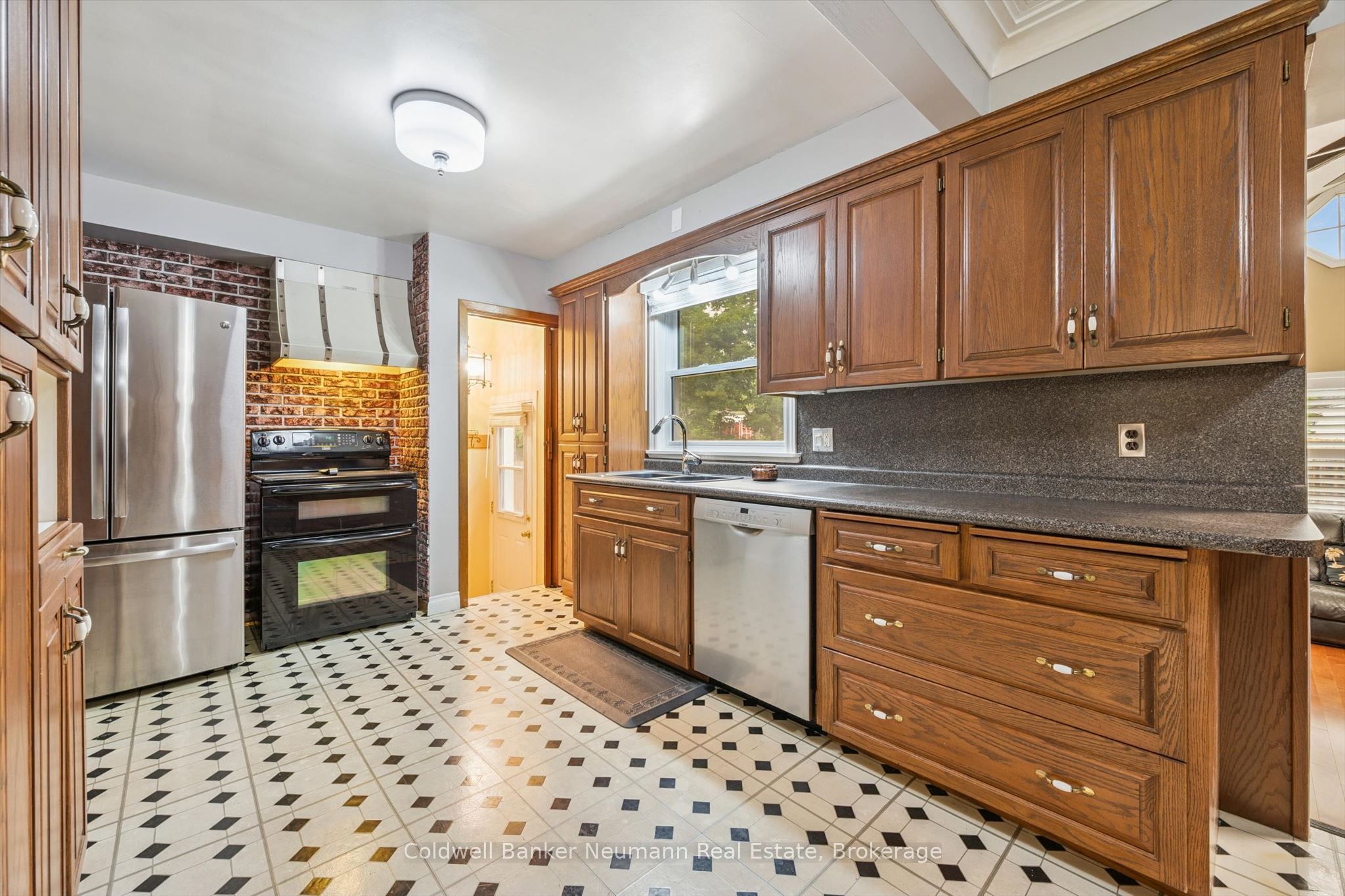 195 Victoria Road N Property Photo 10