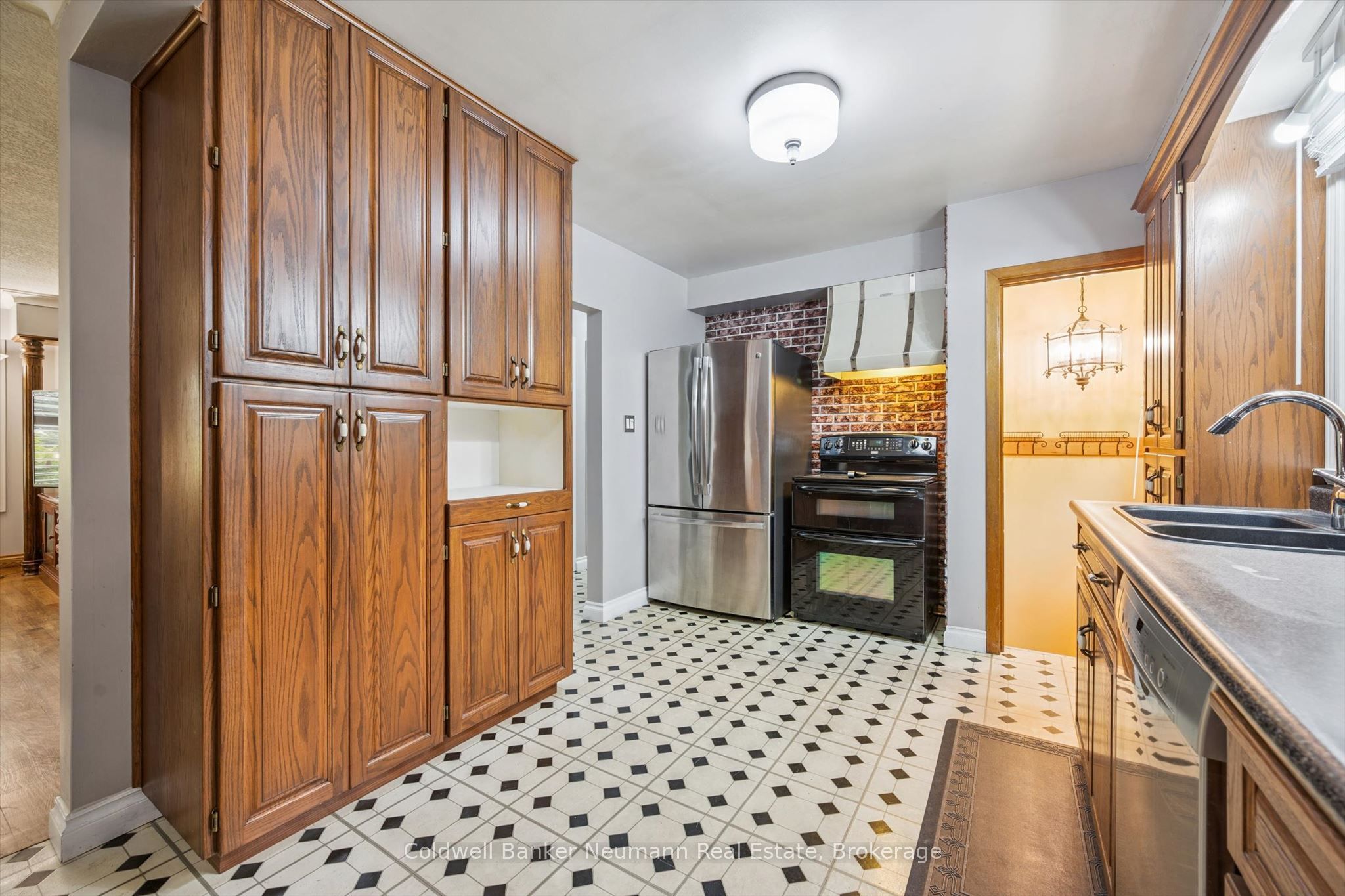 195 Victoria Road N Property Photo 11
