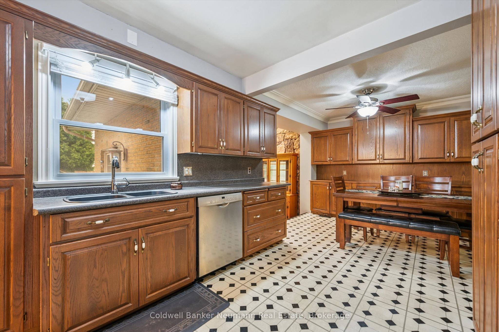 195 Victoria Road N Property Photo 13
