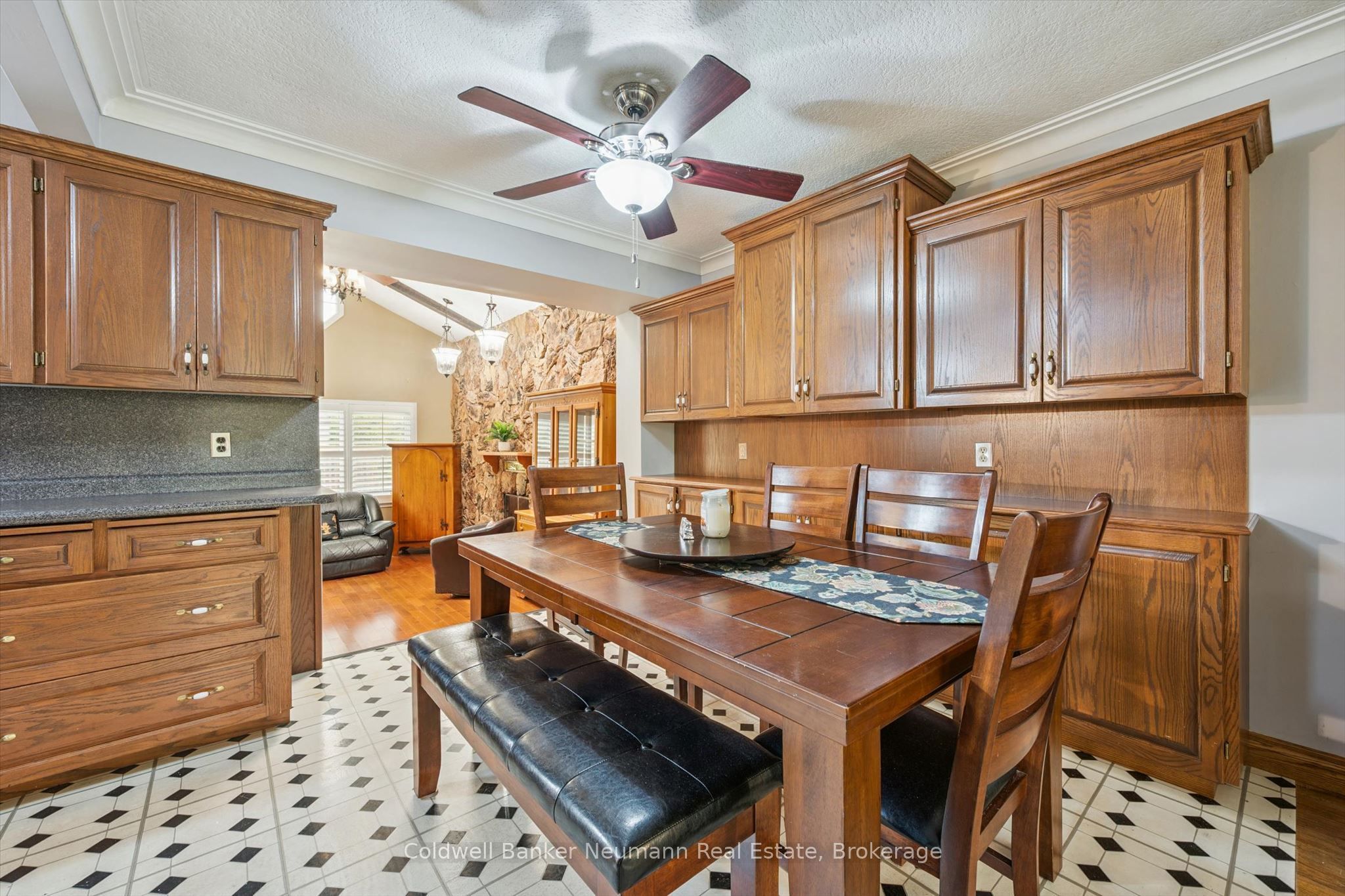 195 Victoria Road N Property Photo 14