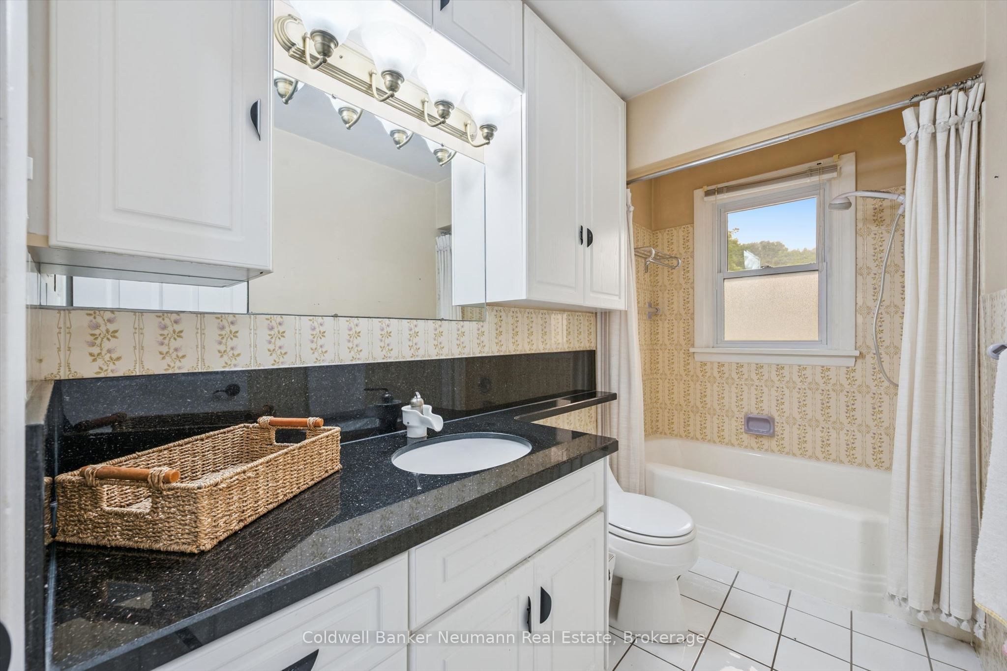 195 Victoria Road N Property Photo 24