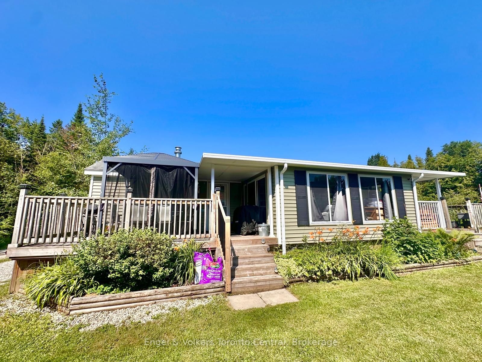 7489 Sideroad 5 E T113 Property Photo 4