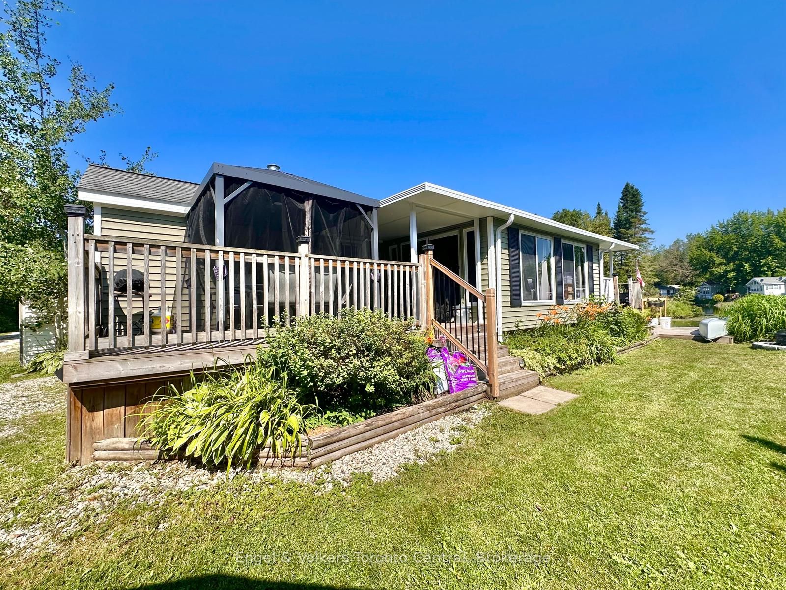 7489 Sideroad 5 E T113 Property Photo 5