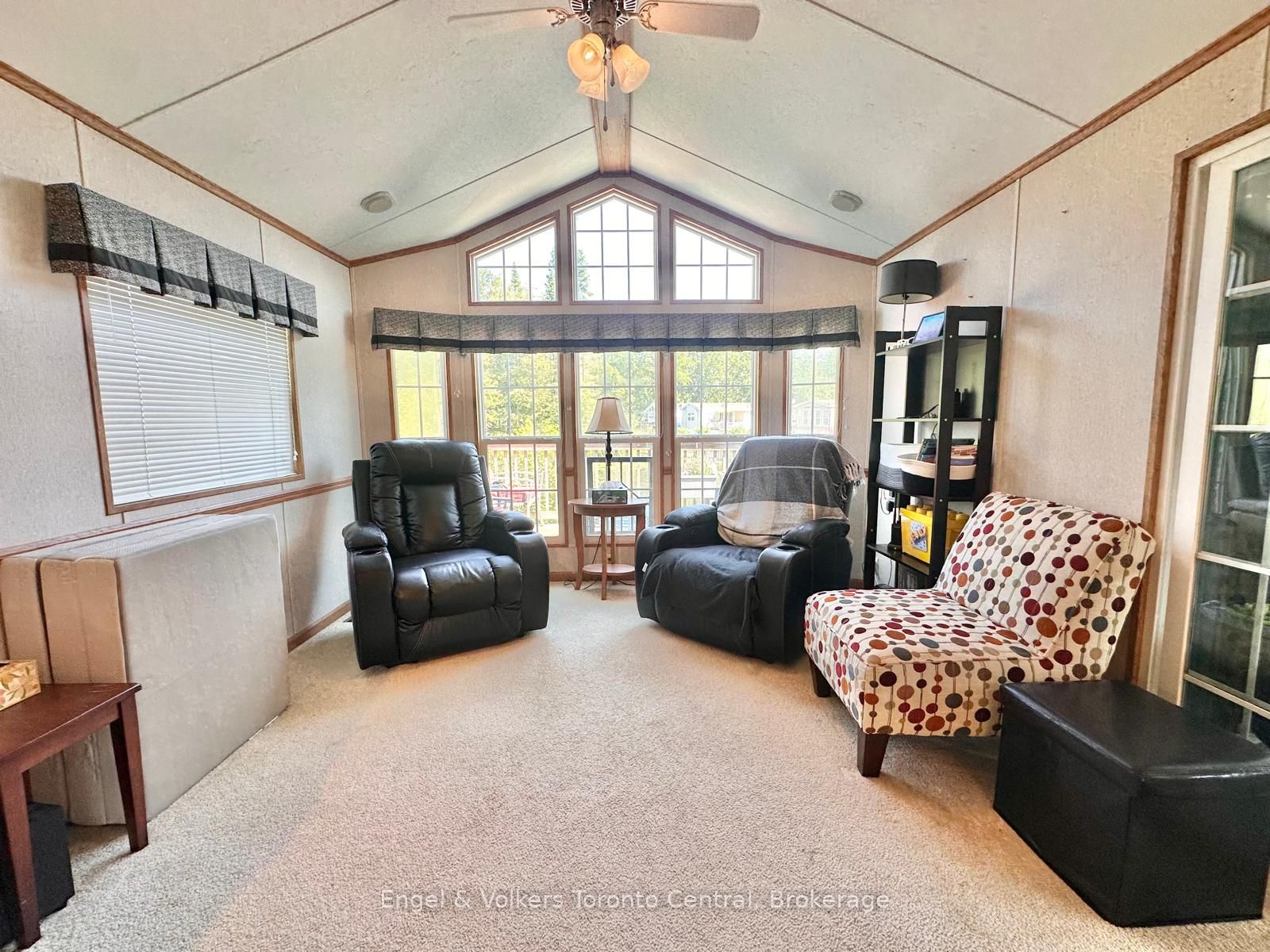 7489 Sideroad 5 E T113 Property Photo 7