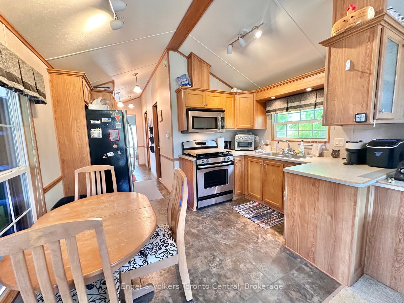 7489 Sideroad 5 E T113 Property Photo 10