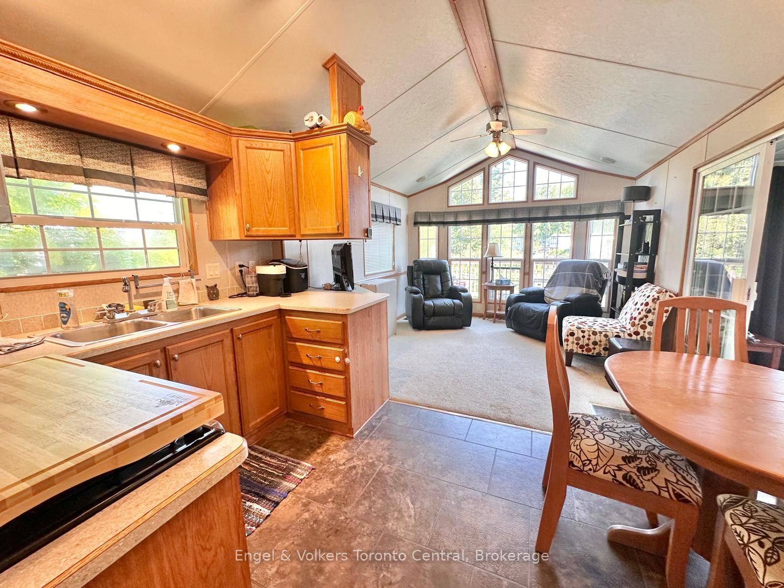 7489 Sideroad 5 E T113 Property Photo 15