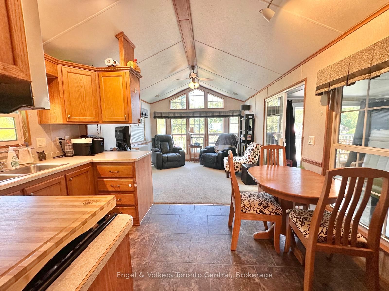 7489 Sideroad 5 E T113 Property Photo 16