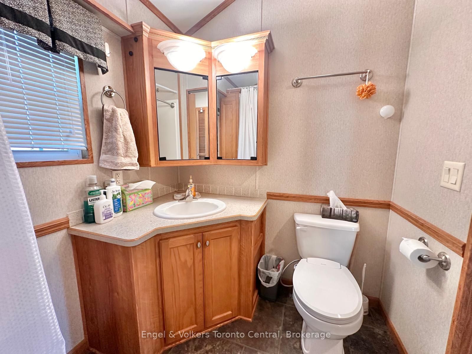 7489 Sideroad 5 E T113 Property Photo 24